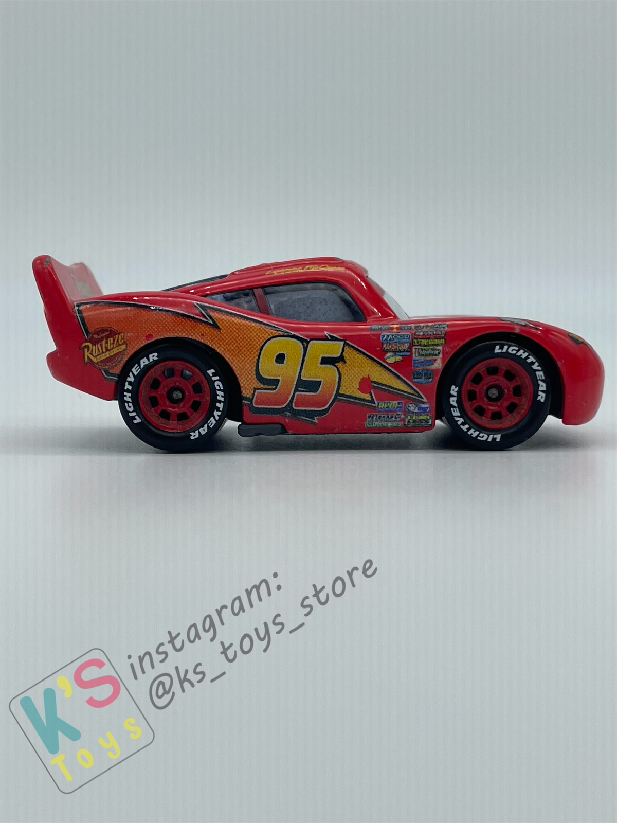 PRE-OWNED / LOOSE DISNEY PIXAR CARS - "LIGHTNING MCQUEEN CARS 1 WITH RUSTEZE STICKER" 2020 RE-RELEASED MADE IN THAILAND - PLAYED CONDITION