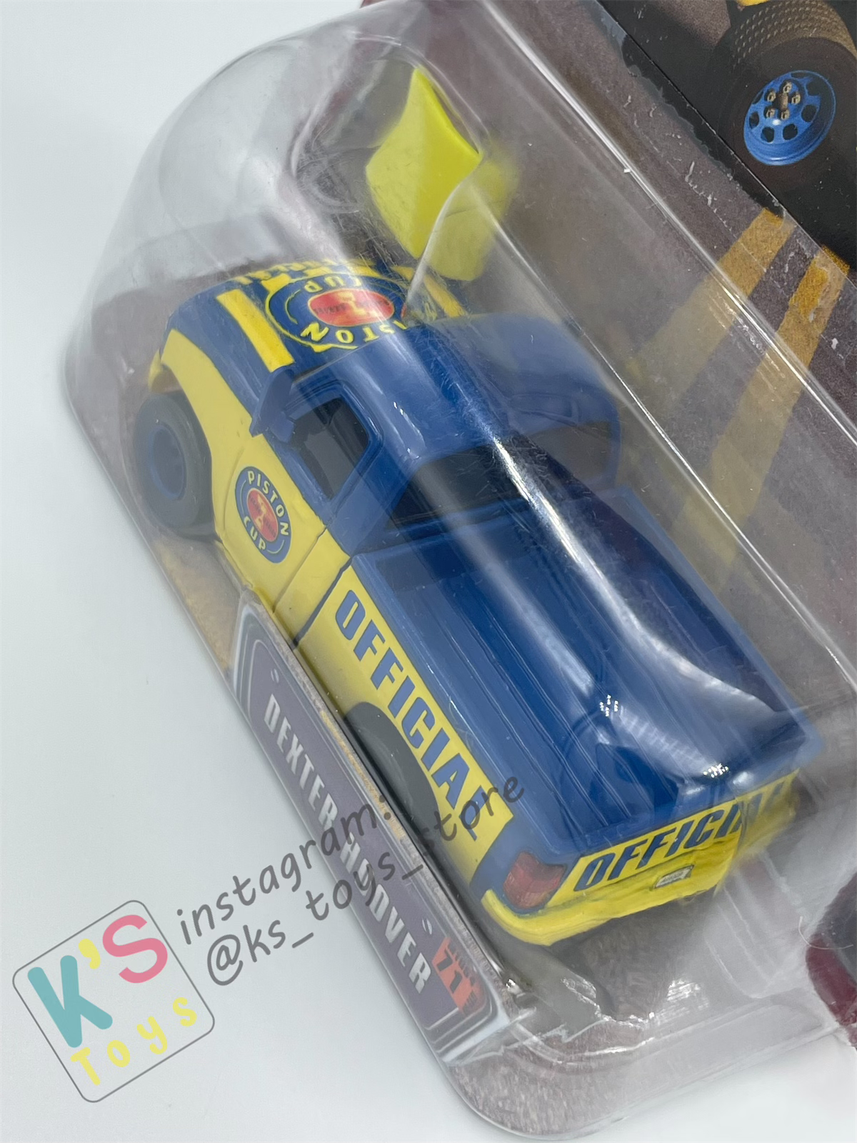 DISNEY PIXAR CARS BY MATTEL, DEXTER HOOVER WITH YELLOW FLAG - THE WORLD OF CARS SERIES - BNIP