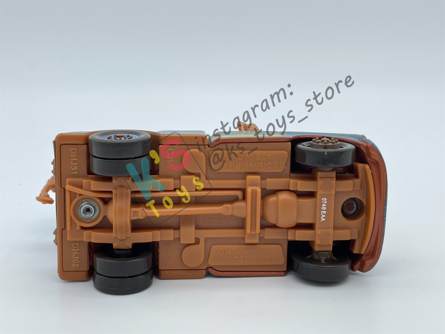 PRE-OWNED / LOOSE DISNEY PIXAR CARS - "MATER WITH BALLOON" - CARS 2 95 RETURNS SERIES - DISPLAYED CONDITION
