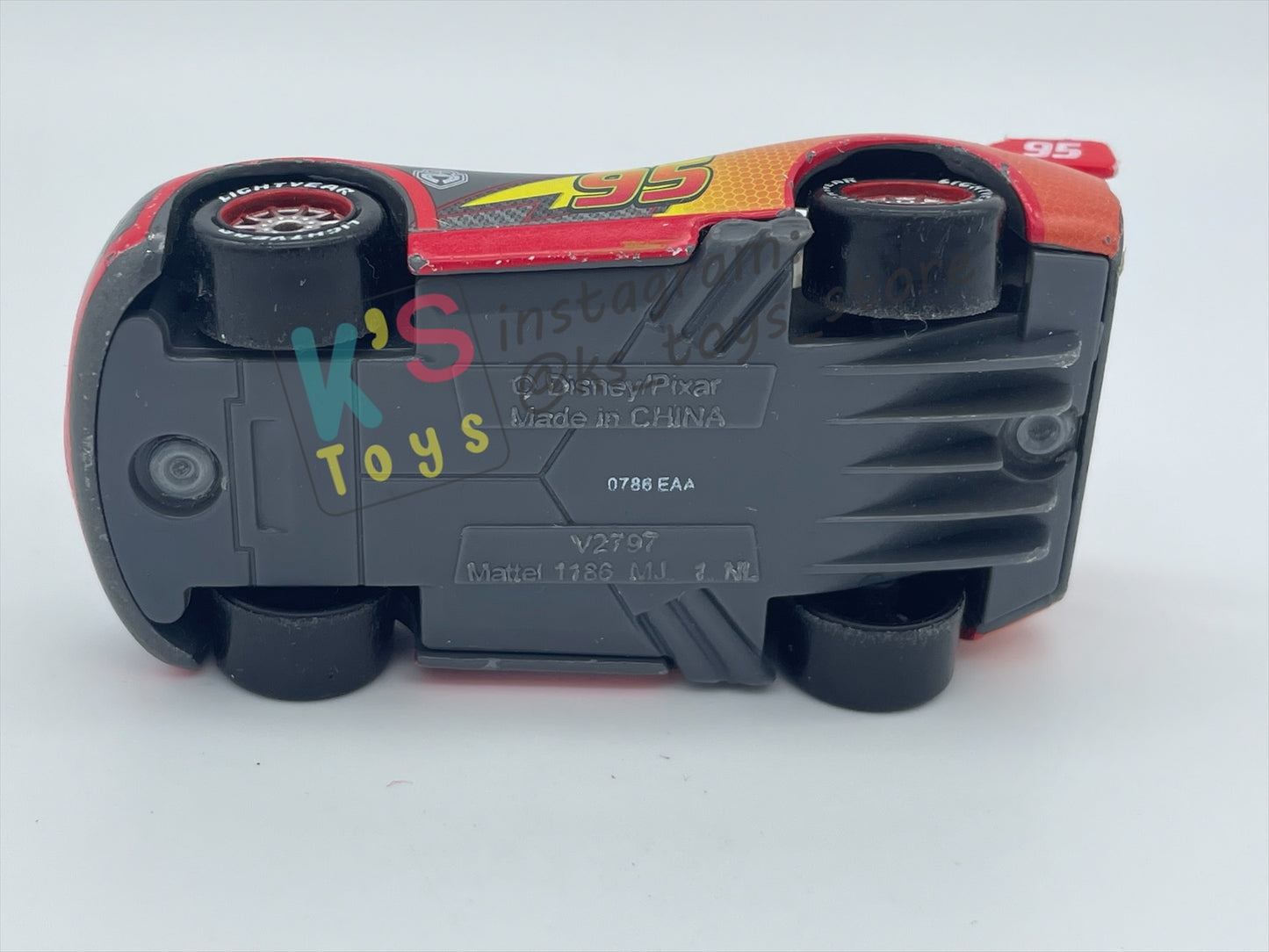 PRE-OWNED / LOOSE DISNEY PIXAR CARS BY MATTEL - "CARBON RACERS LIGHTNING MCQUEEN" - CARBON RACERS SERIES - PLAYED WITH GOOD CONDITION - READ DESCRIPTION!!!!!!!!!!!