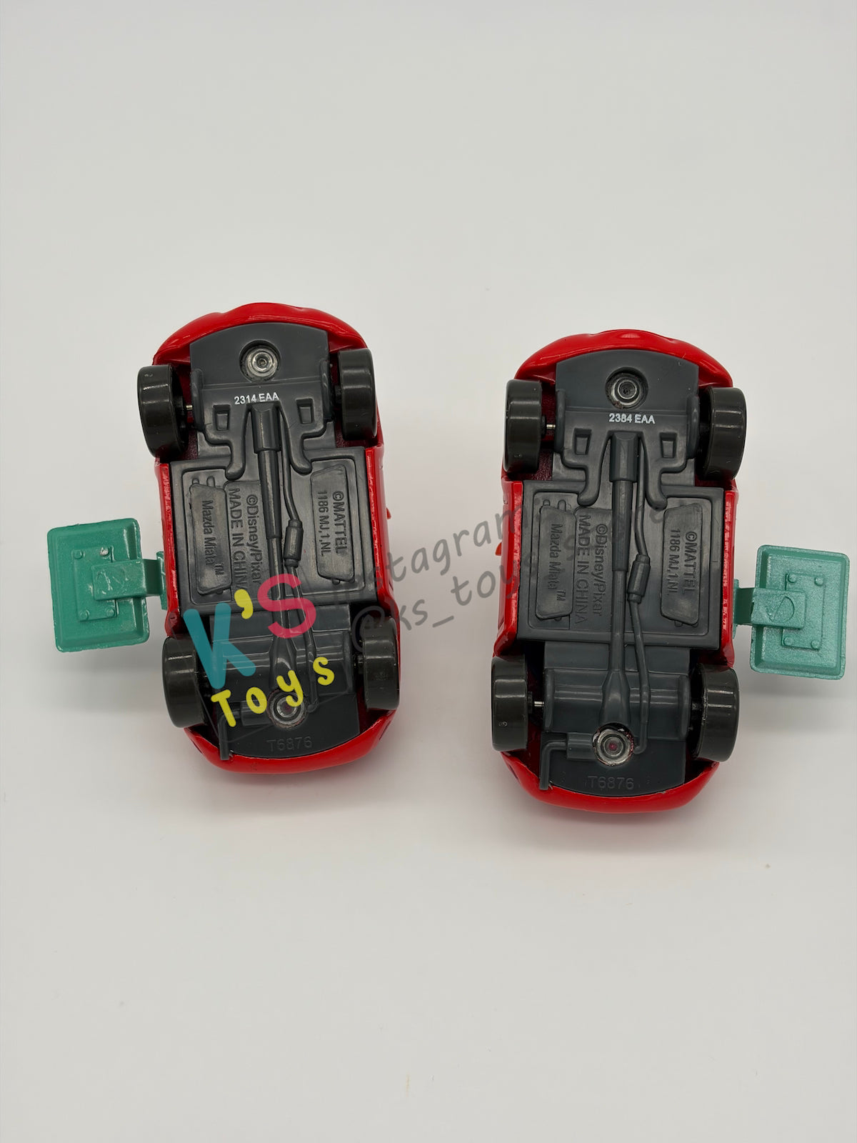 PRE-OWNED / LOOSE DISNEY PIXAR CARS - “WAITRESS MIA AND WAITRESS TIA" - FROM BACK ON THE MAP GIFT PACK SERIES - MINT CONDITION