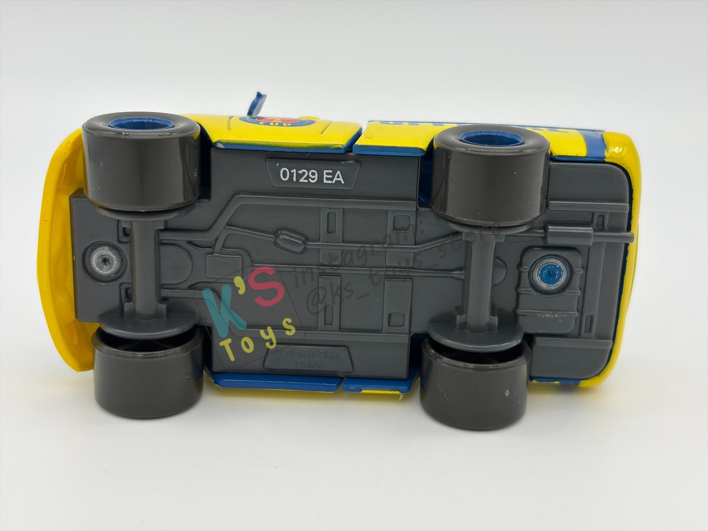 PRE-OWNED / LOOSE DISNEY PIXAR CARS BY MATTEL - "DEXTER HOOVER YELLOW MISSING YELLOW FLAG" CARS SERIES - NEAR MINT CONDITION BUT MISSING YELLOW FLAG - READ DESCRIPTION!!!!!!!!!!