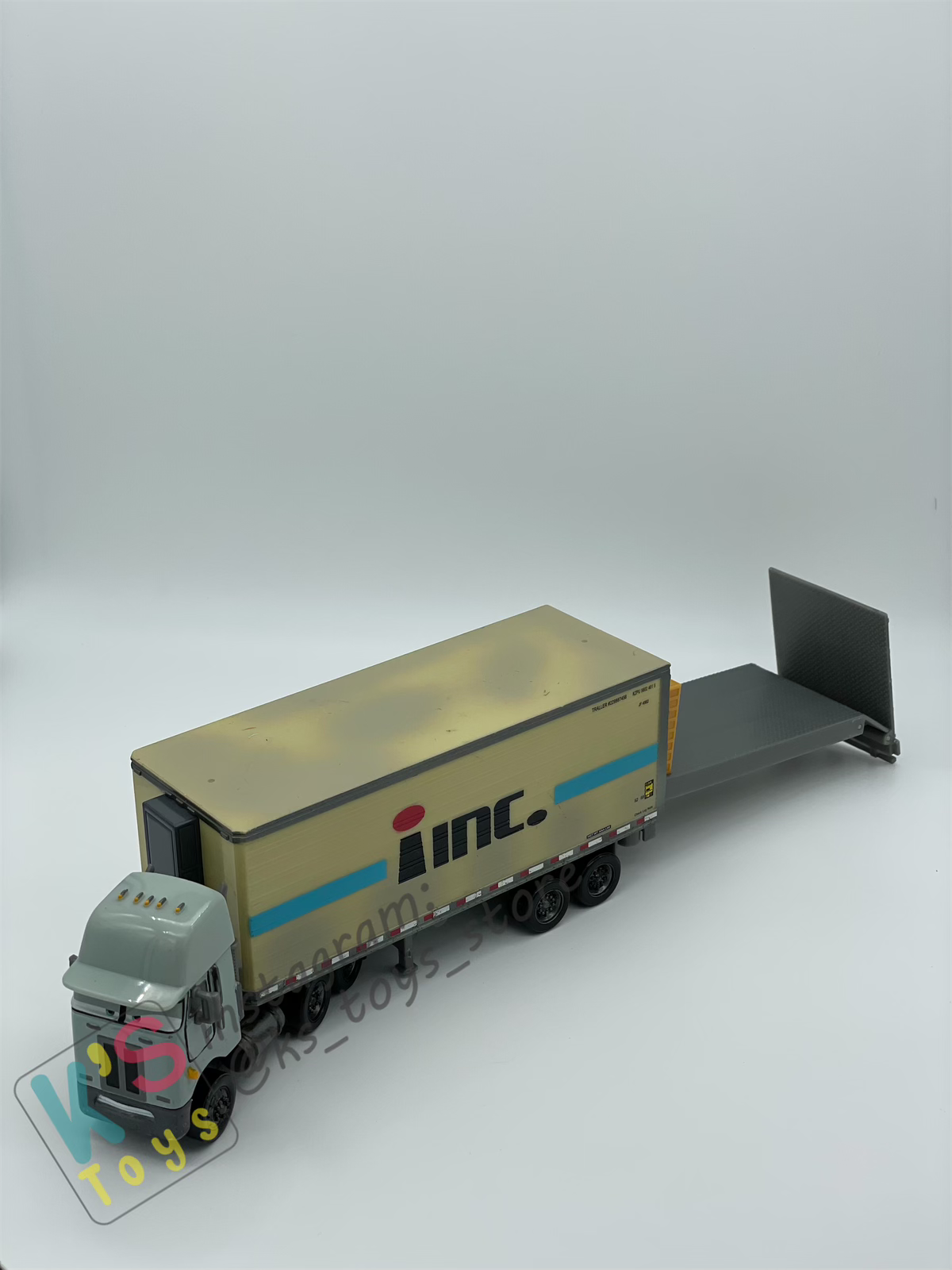HAULER DISNEY PIXAR CARS BY MATTEL, CHET BOXKAAR, PRE-OWNED IN GOOD CONDITION.