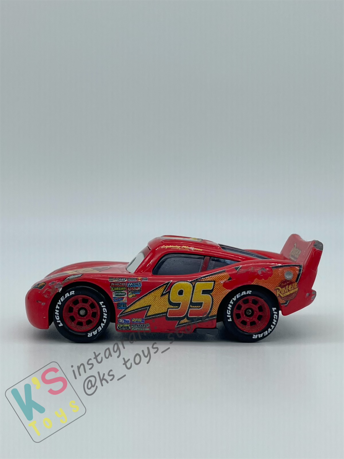 PRE-OWNED / LOOSE DISNEY PIXAR CARS - "LIGHTNING MCQUEEN CARS 1 WITH RUSTEZE STICKER" 2020 RE-RELEASED MADE IN THAILAND - PLAYED CONDITION