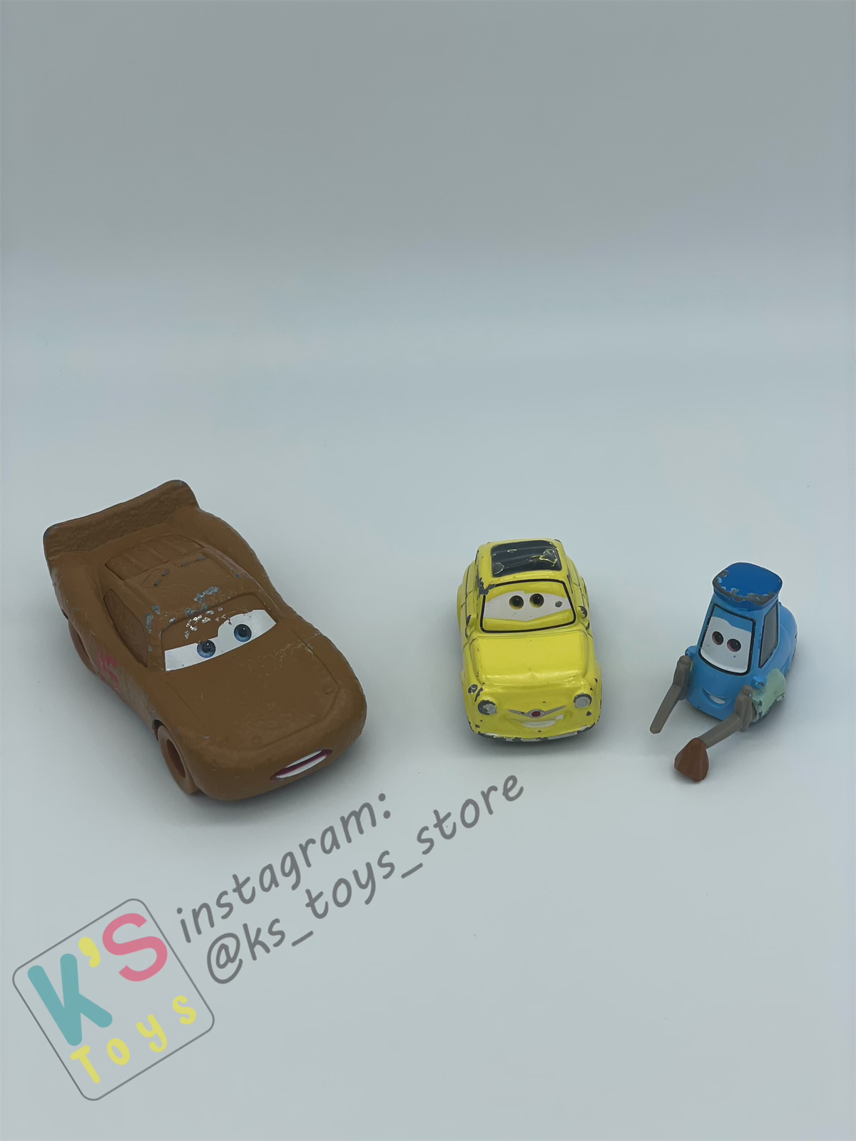 PRE-OWNED / LOOSE DISNEY PIXAR CARS - "LIGHTNING MCQUEEN AS CHESTER WHIPPLEFILTER LUIGI GUIDO CLOTH" CARS 3 SERIES - PLAYED CONDITION