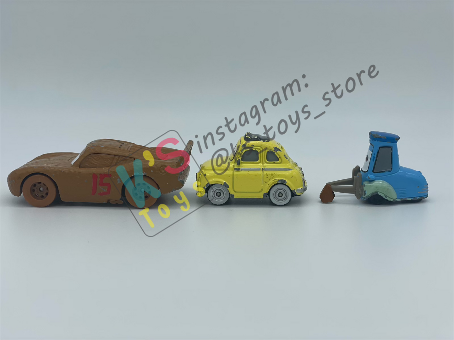 PRE-OWNED / LOOSE DISNEY PIXAR CARS - "LIGHTNING MCQUEEN AS CHESTER WHIPPLEFILTER LUIGI GUIDO CLOTH" CARS 3 SERIES - PLAYED CONDITION