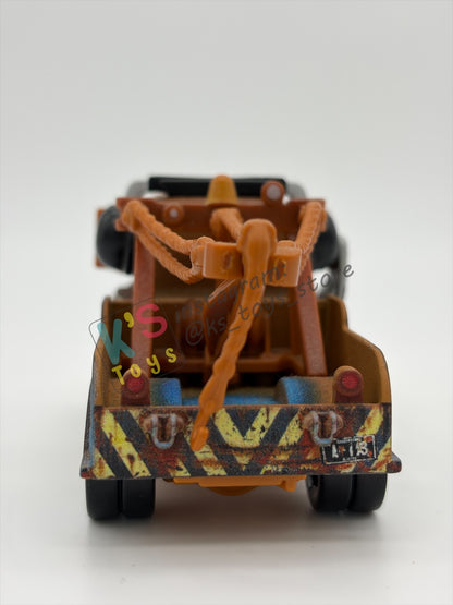 PRE-OWNED / LOOSE DISNEY PIXAR CARS 1:55 BY MATTEL - "PIT CREW MATER" - NEAR MINT CONDITION
