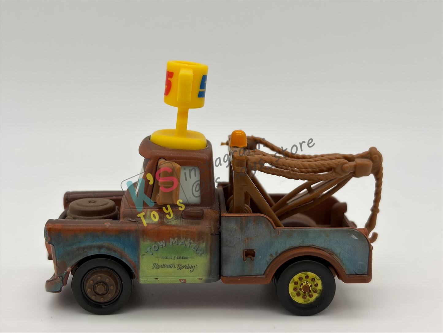 PRE-OWNED / LOOSE DISNEY PIXAR CARS 1:55 BY MATTEL - "TEAM 95 MATER" - NEAR MINT CONDITION