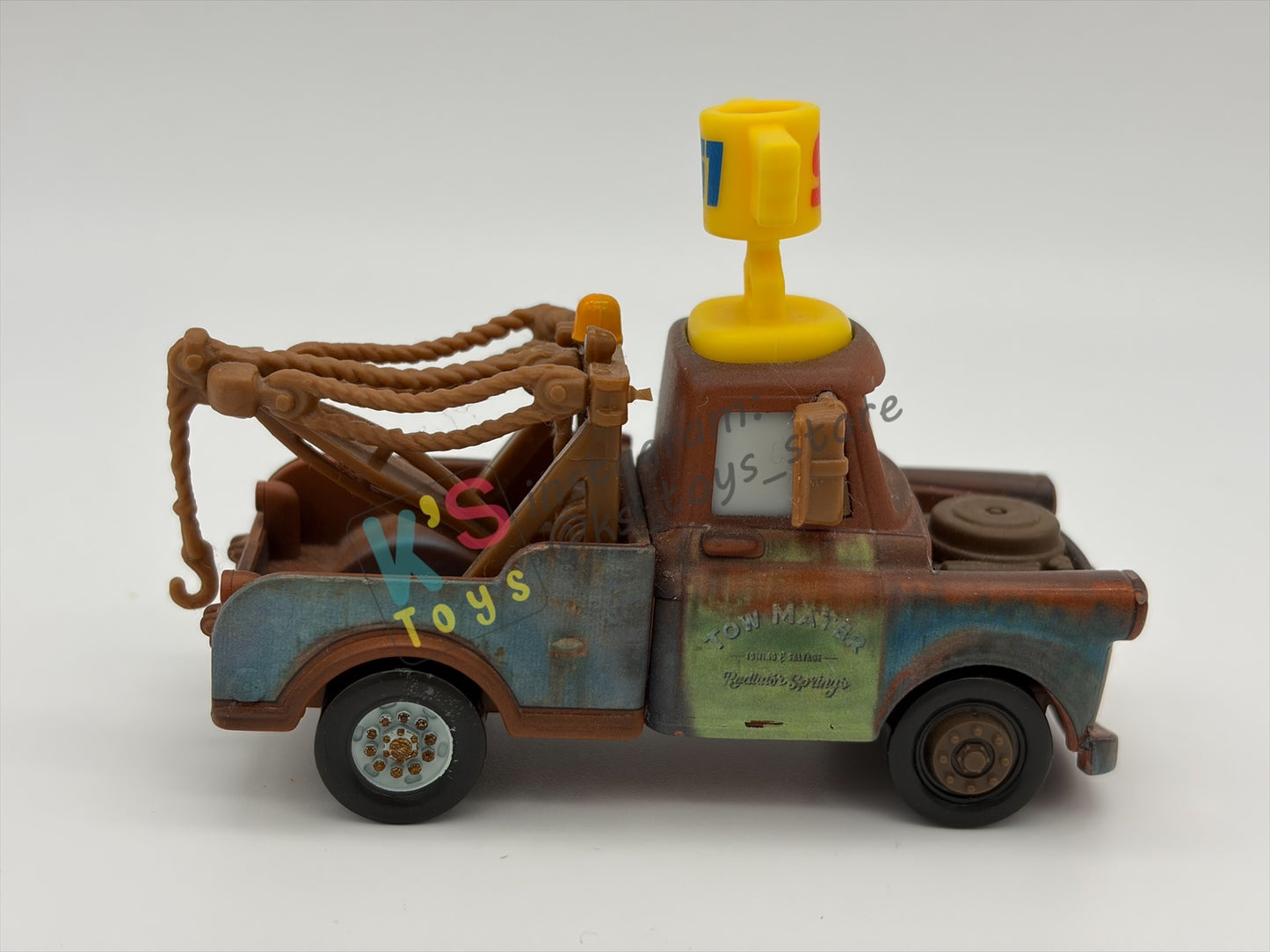 PRE-OWNED / LOOSE DISNEY PIXAR CARS 1:55 BY MATTEL - "TEAM 95 MATER" - NEAR MINT CONDITION
