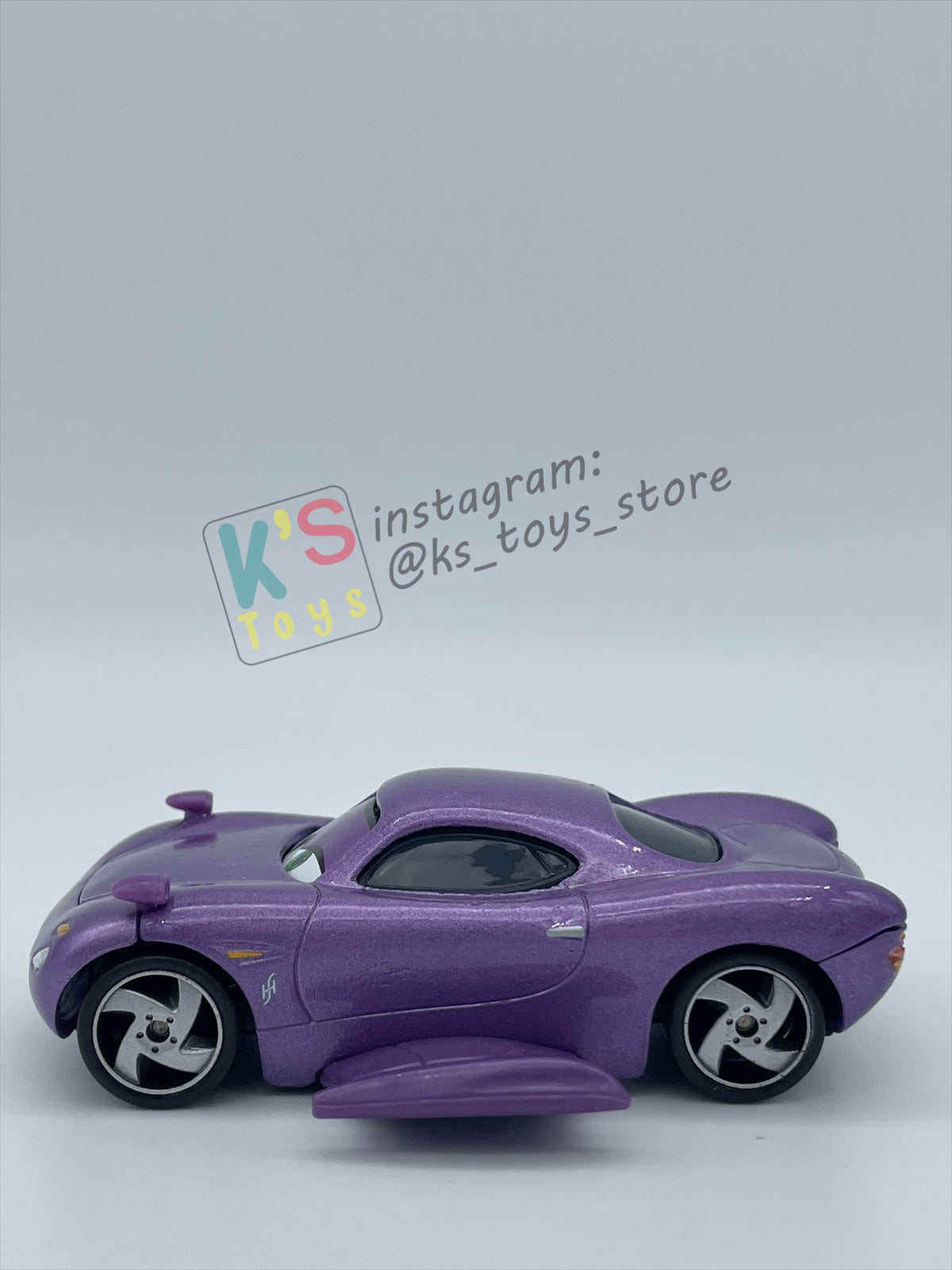 PRE-OWNED / LOOSE DELUXE DISNEY PIXAR CARS BY MATTEL - "HOLLEY SHIFTWELL WITH WINGS" CARS 2 PALACE CHAOS SERIES - MINT CONDITION