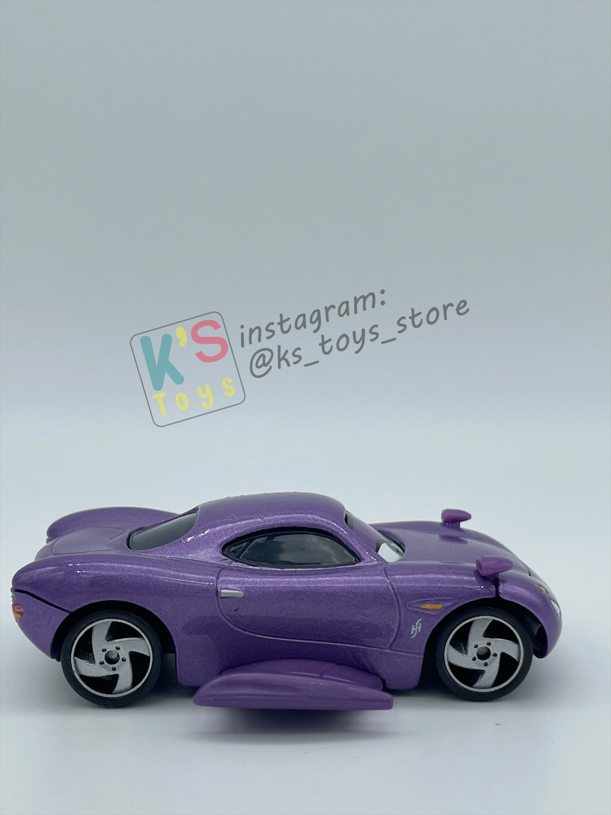 PRE-OWNED / LOOSE DELUXE DISNEY PIXAR CARS BY MATTEL - "HOLLEY SHIFTWELL WITH WINGS" CARS 2 PALACE CHAOS SERIES - MINT CONDITION