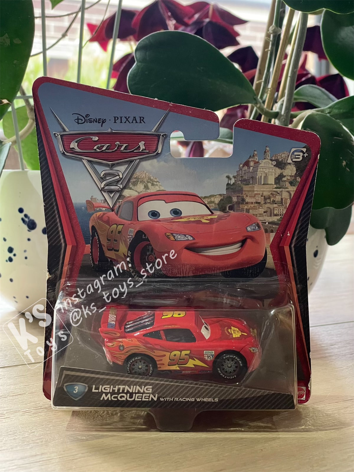 DISNEY PIXAR CARS "LIGHTNING MCQUEEN WITH RACING WHEELS" CARS 2 - BNIP