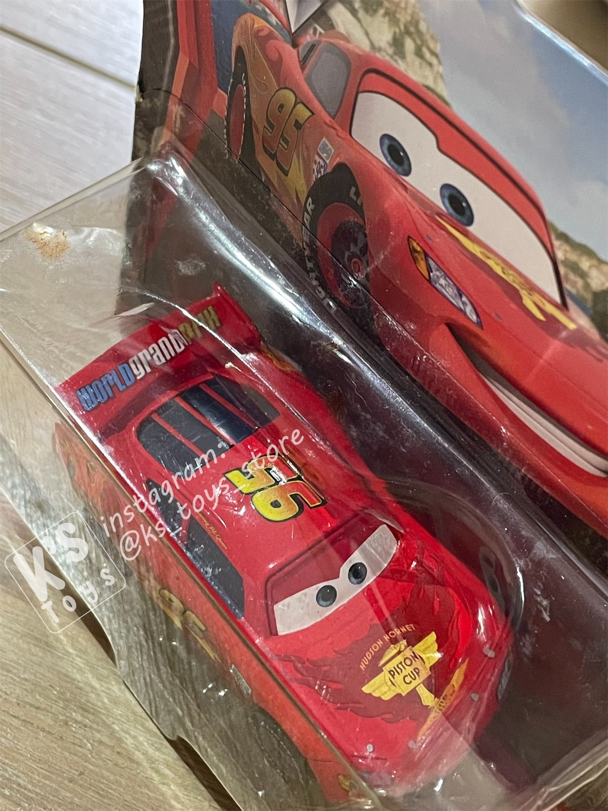 DISNEY PIXAR CARS "LIGHTNING MCQUEEN WITH RACING WHEELS" CARS 2 - BNIP