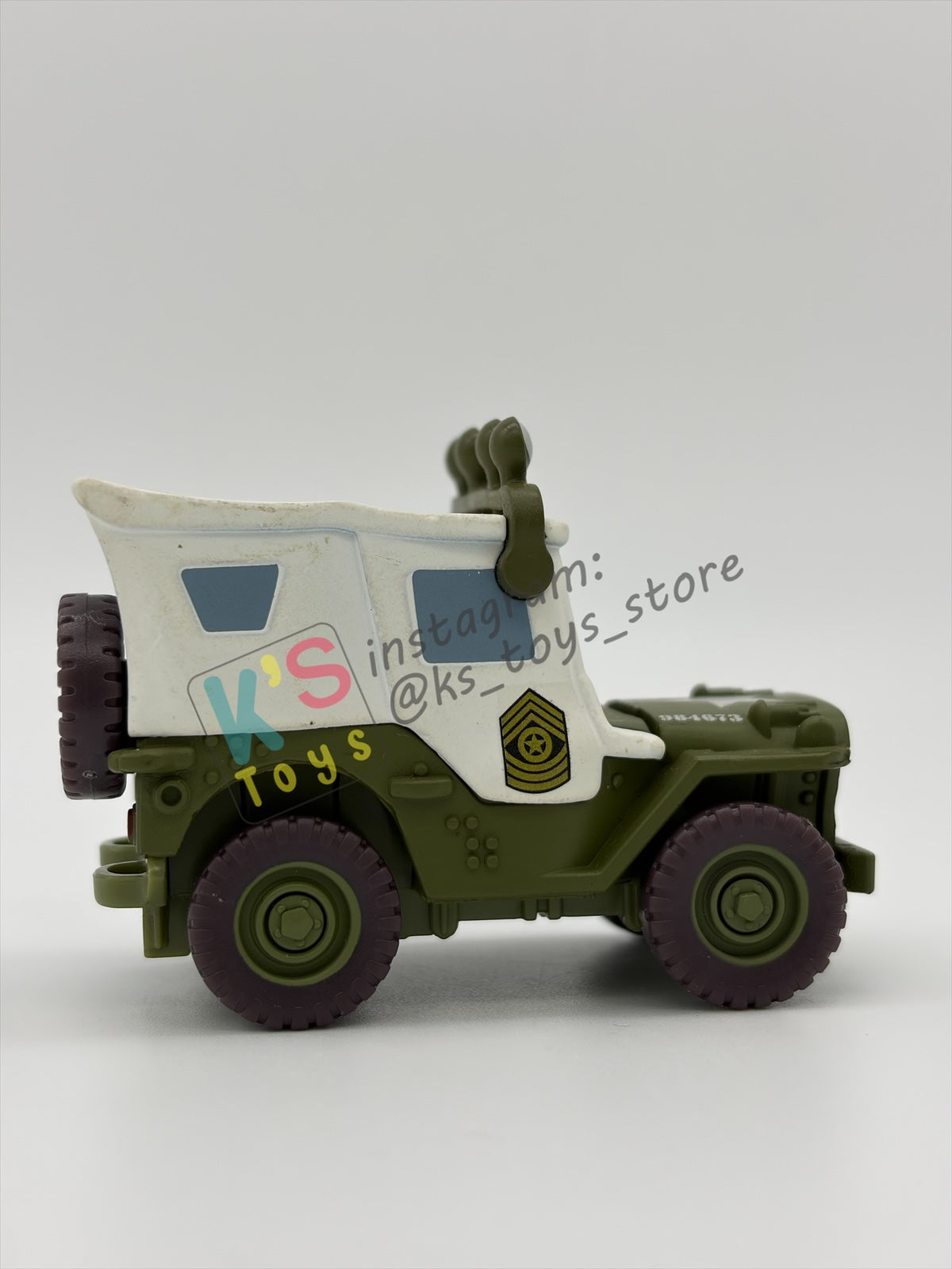 PRE-OWNED / LOOSE DISNEY PIXAR CARS - "SARGE WITH ROOF LIGHTS" - MATER SAVES CHRISTMAS - GOOD CONDITION