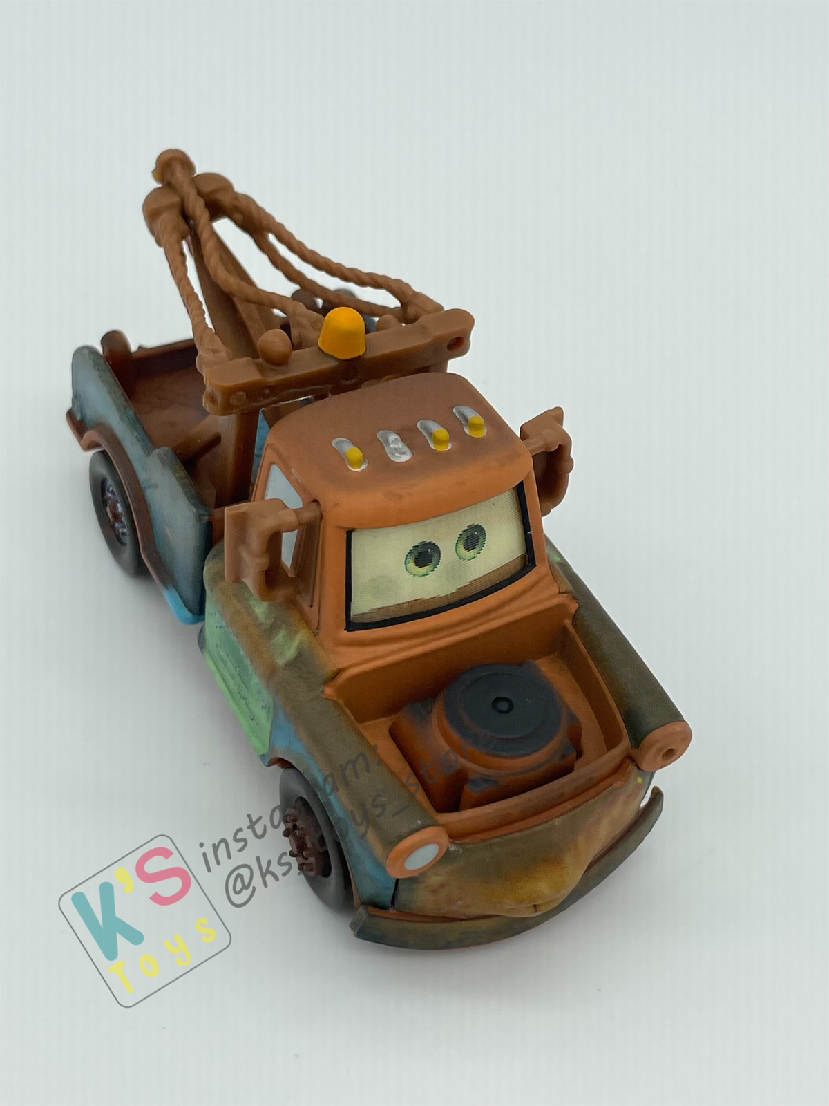 PRE-OWNED / LOOSE DISNEY PIXAR CARS - "MATER WITH OIL CAN" CHASE LENTICULAR EYES SERIES - MISSING OIL CAN - DISPLAYED CONDITION