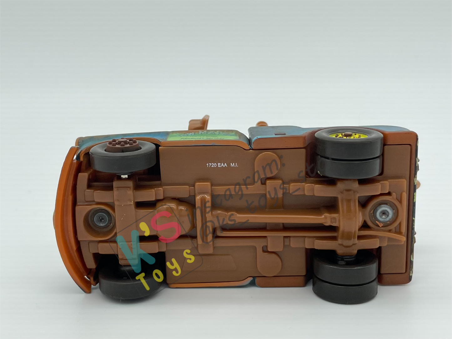 PRE-OWNED / LOOSE DISNEY PIXAR CARS - "MATER WITH OIL CAN" CHASE LENTICULAR EYES SERIES - MISSING OIL CAN - DISPLAYED CONDITION