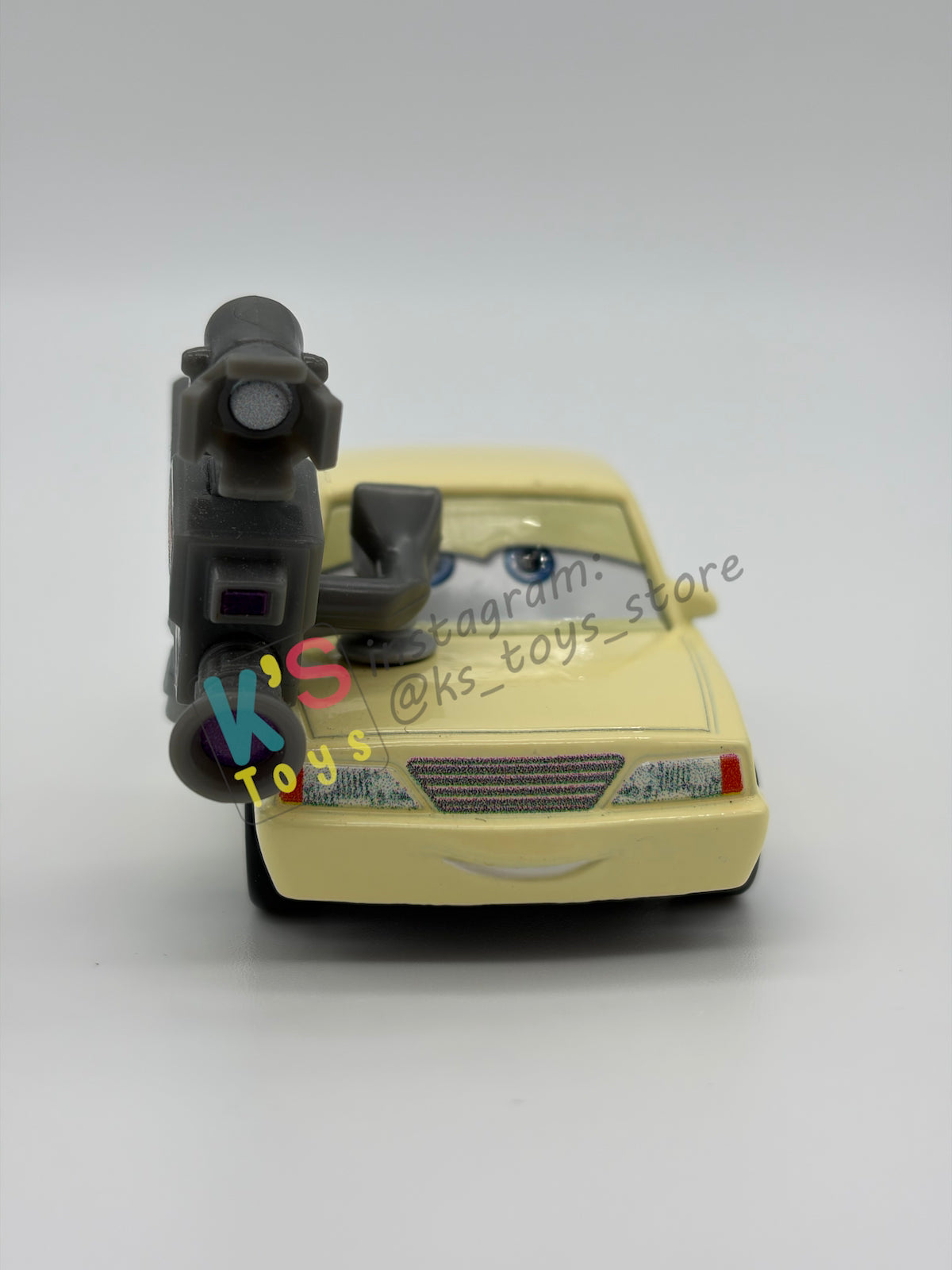 PRE-OWNED / LOOSE DISNEY PIXAR CARS - "SARA WHEELSON" - NEAR MINT CONDITION