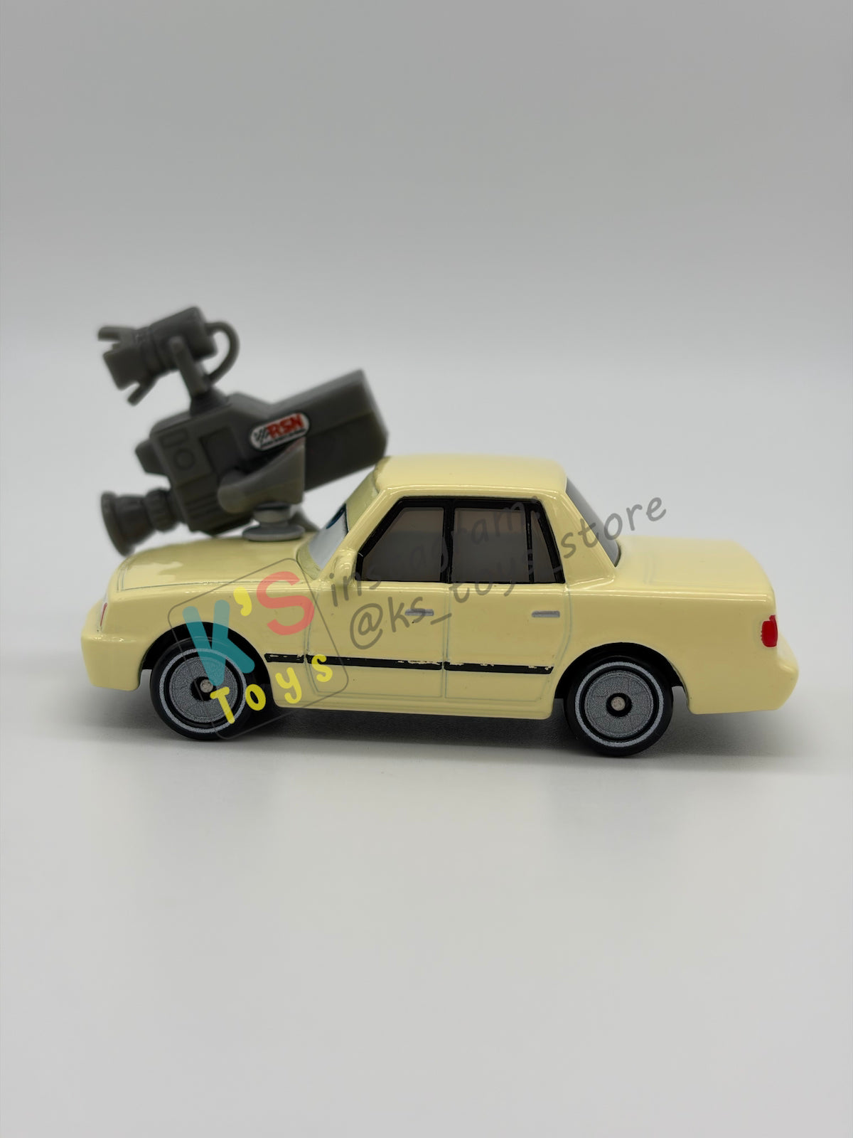 PRE-OWNED / LOOSE DISNEY PIXAR CARS - "SARA WHEELSON" - NEAR MINT CONDITION