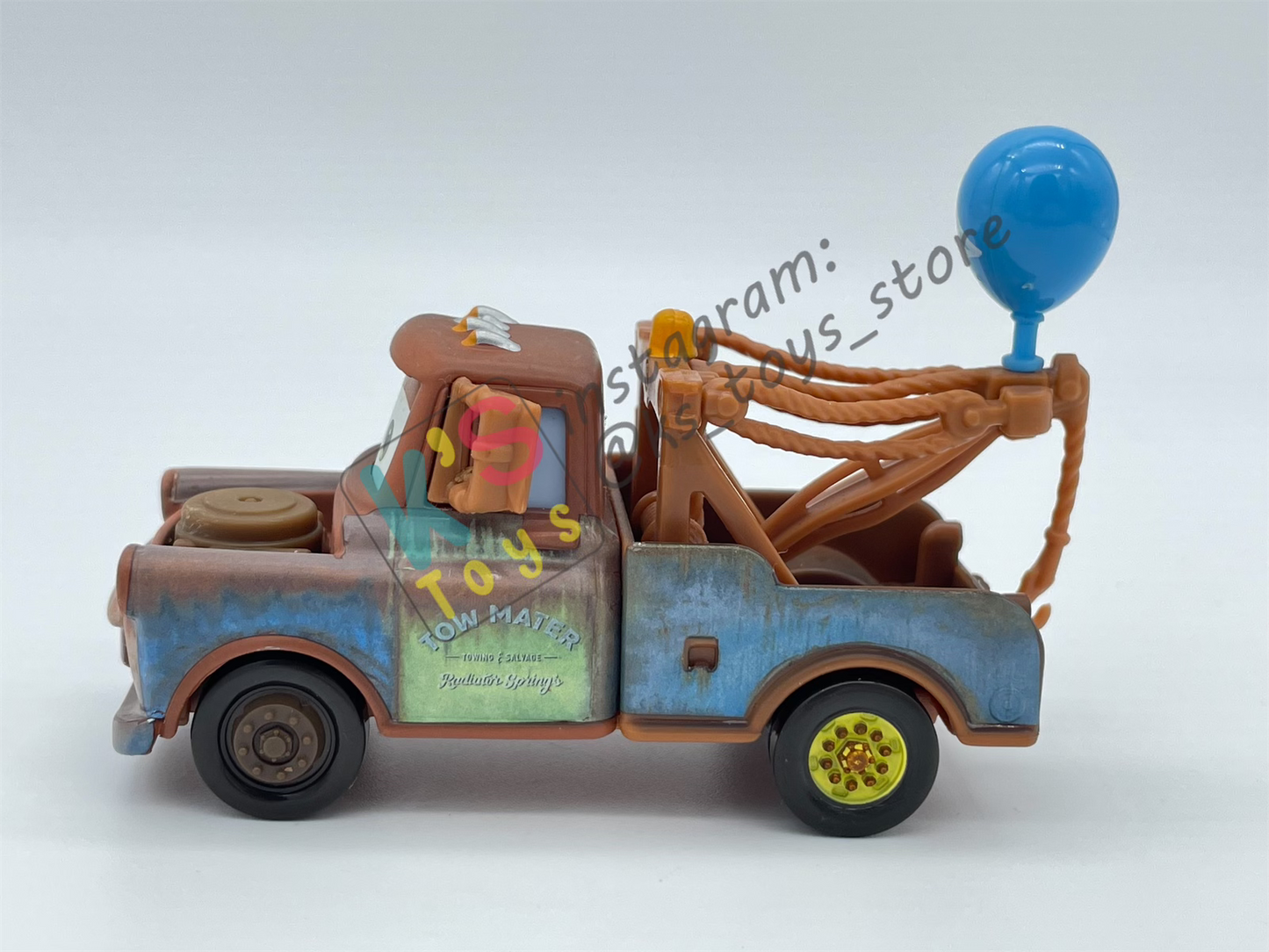 PRE-OWNED / LOOSE DISNEY PIXAR CARS - "MATER WITH BALLOON" - CARS 2 95 RETURNS SERIES - DISPLAYED CONDITION