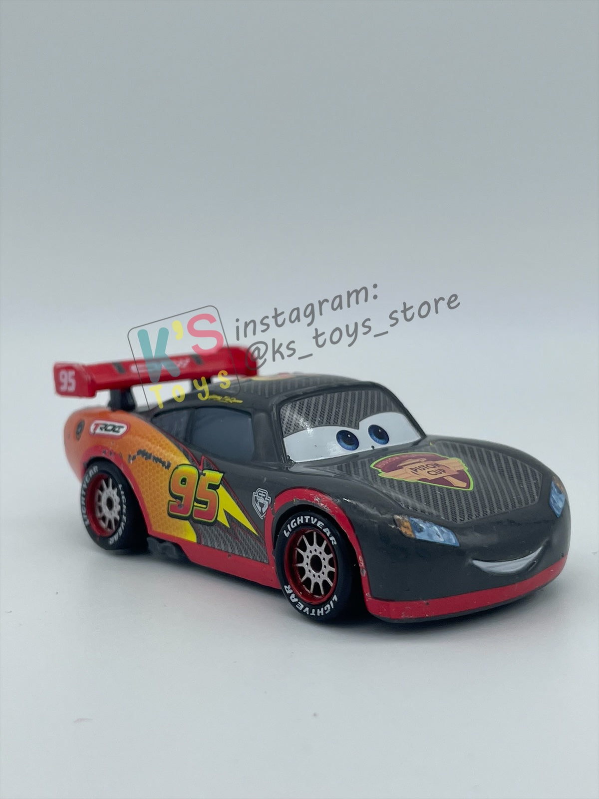PRE-OWNED / LOOSE DISNEY PIXAR CARS BY MATTEL - "CARBON RACERS LIGHTNING MCQUEEN" - CARBON RACERS SERIES - PLAYED WITH GOOD CONDITION - READ DESCRIPTION!!!!!!!!!!!