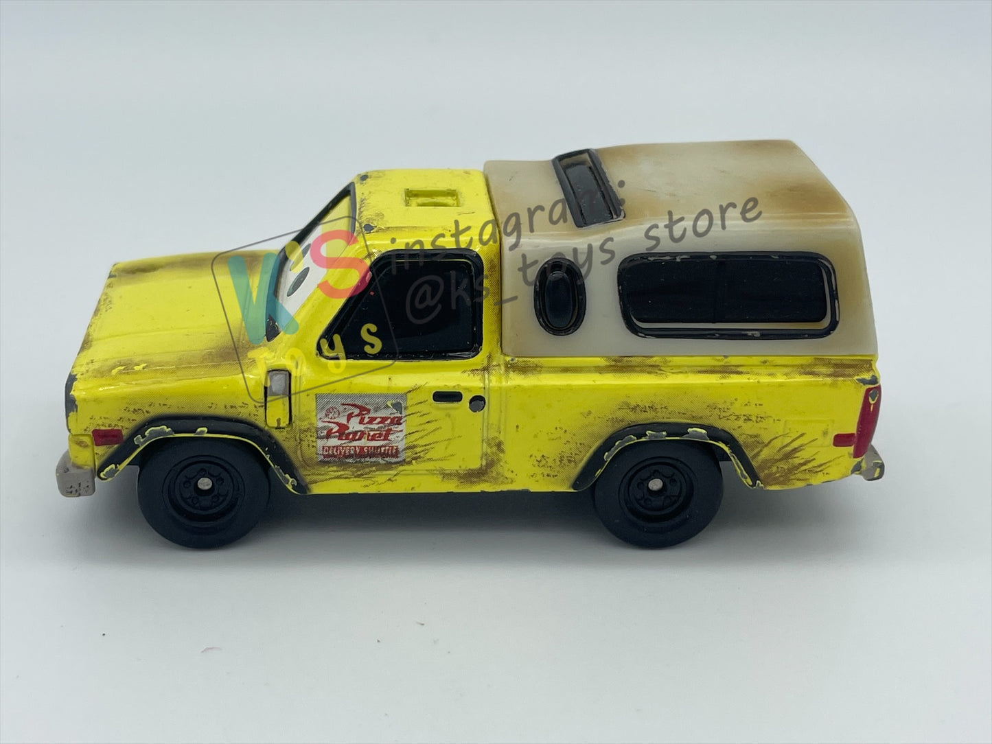 PRE-OWNED / LOOSE DISNEY PIXAR CARS BY MATTEL - "TODD PIZZA" MISSING A TOP PART - CARS SERIES - PLAYED WITH CONDITION - READ DESCRIPTION!!!!!!!!!!!