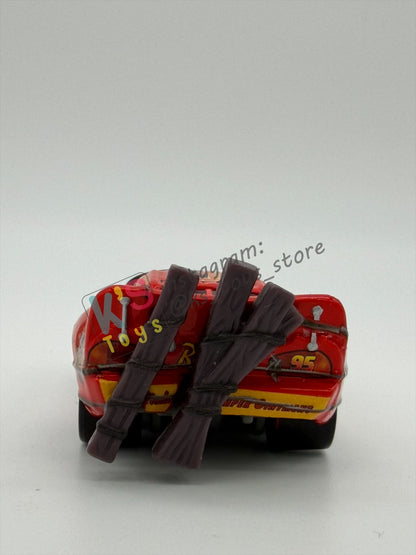 PRE-OWNED / LOOSE DISNEY PIXAR CARS - "SPINOUT LIGHTNING MCQUEEN" THE WORLD OF CARS SERIES - NEAR MINT CONDITION - READ DESCRIPTION!!!!!!