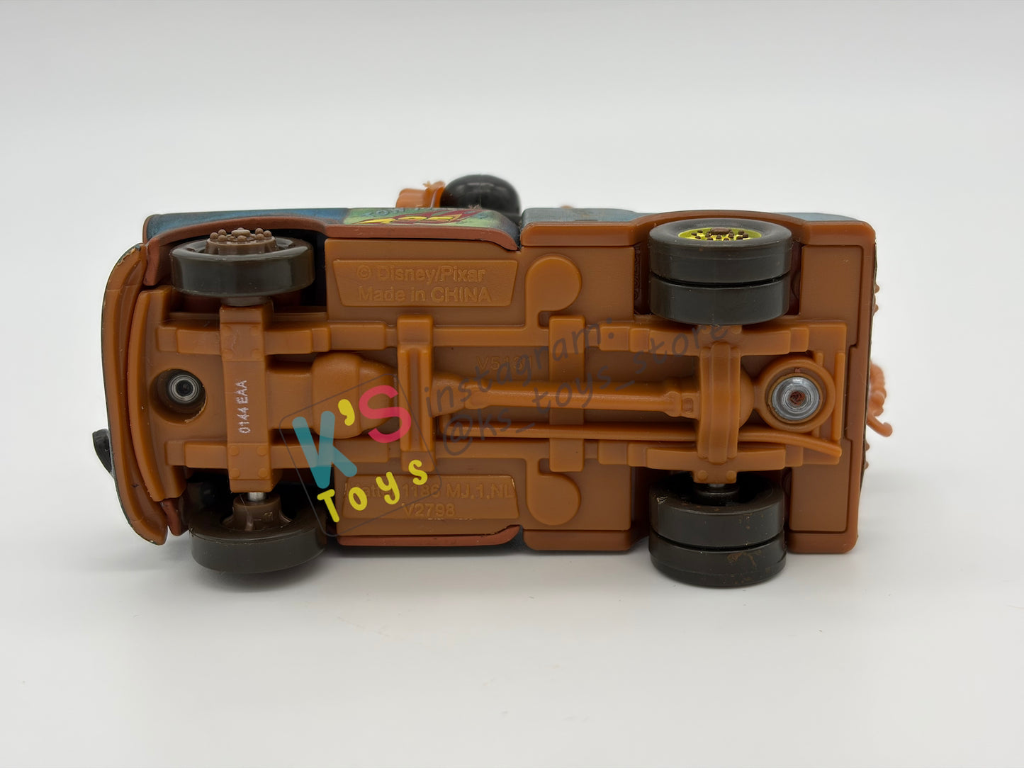 PRE-OWNED / LOOSE DISNEY PIXAR CARS BY MATTEL - "PIT CREW MATER / RACE TEAM MATER WITH HEADSET" - 95 PIT CREW SERIES - GOOD CONDITION - READ DESCRIPTION!!!!!!!!!!