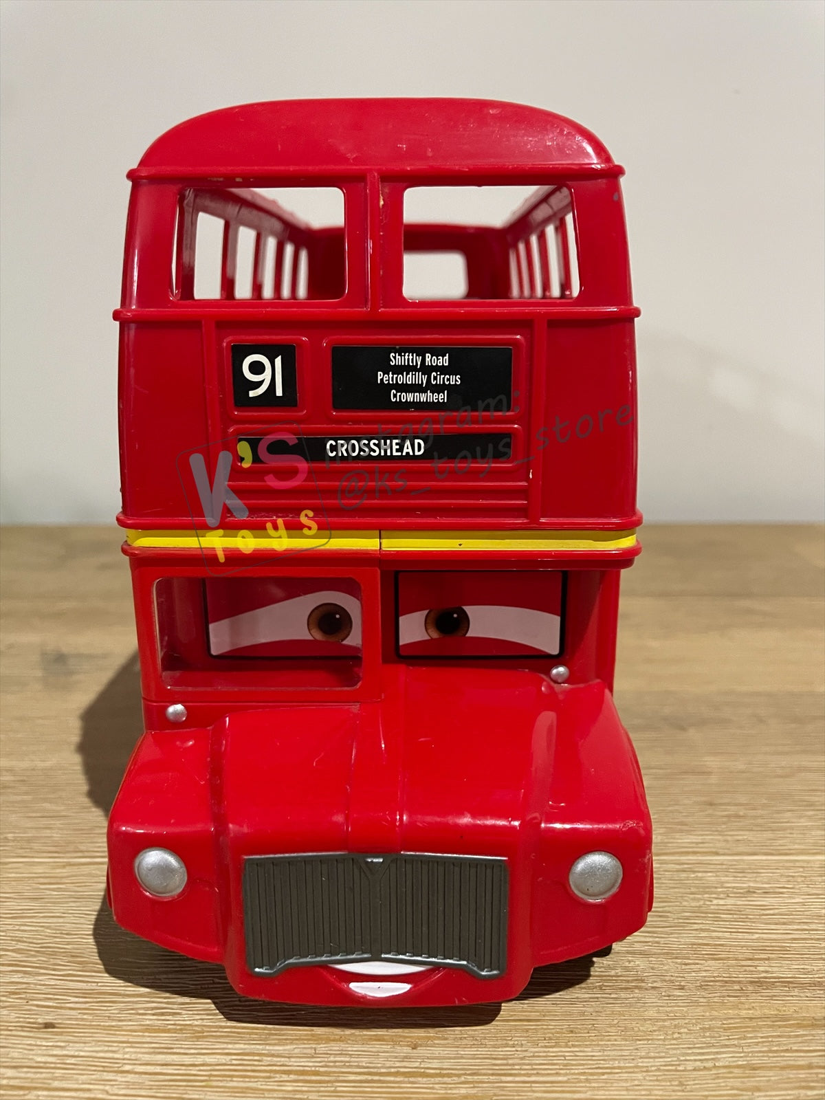 PRE-OWNED / LOOSE DISNEY PIXAR CARS BY MATTEL - "DOUBLE DECKER LONDON BUS CARRY CASE" CARS 2 - PLAYED IN GOOD CONDITION - SMALL CRACKED, READ DESCRIPTION!!!!!!!!!!