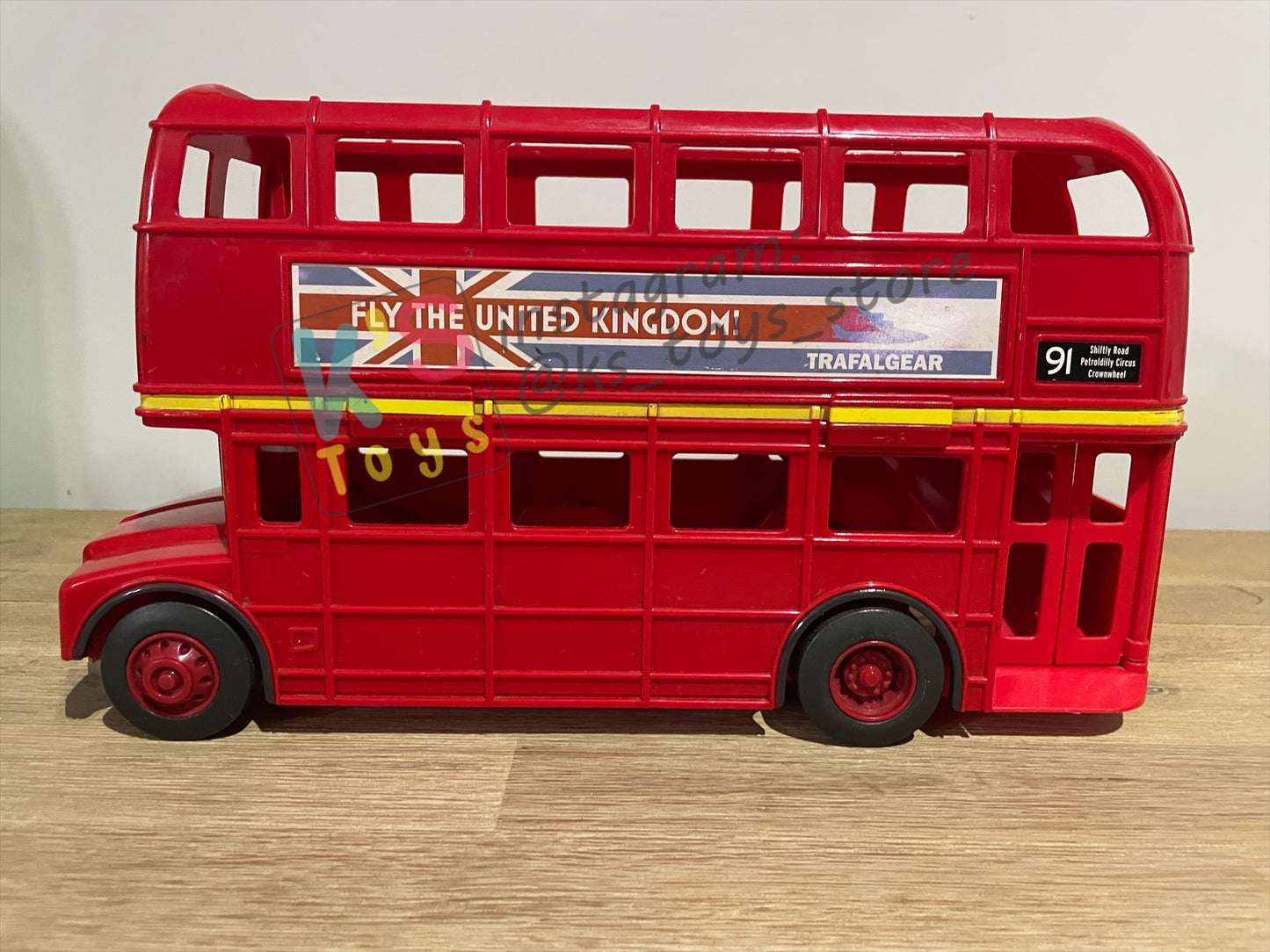 PRE-OWNED / LOOSE DISNEY PIXAR CARS BY MATTEL - "DOUBLE DECKER LONDON BUS CARRY CASE" CARS 2 - PLAYED IN GOOD CONDITION - SMALL CRACKED, READ DESCRIPTION!!!!!!!!!!