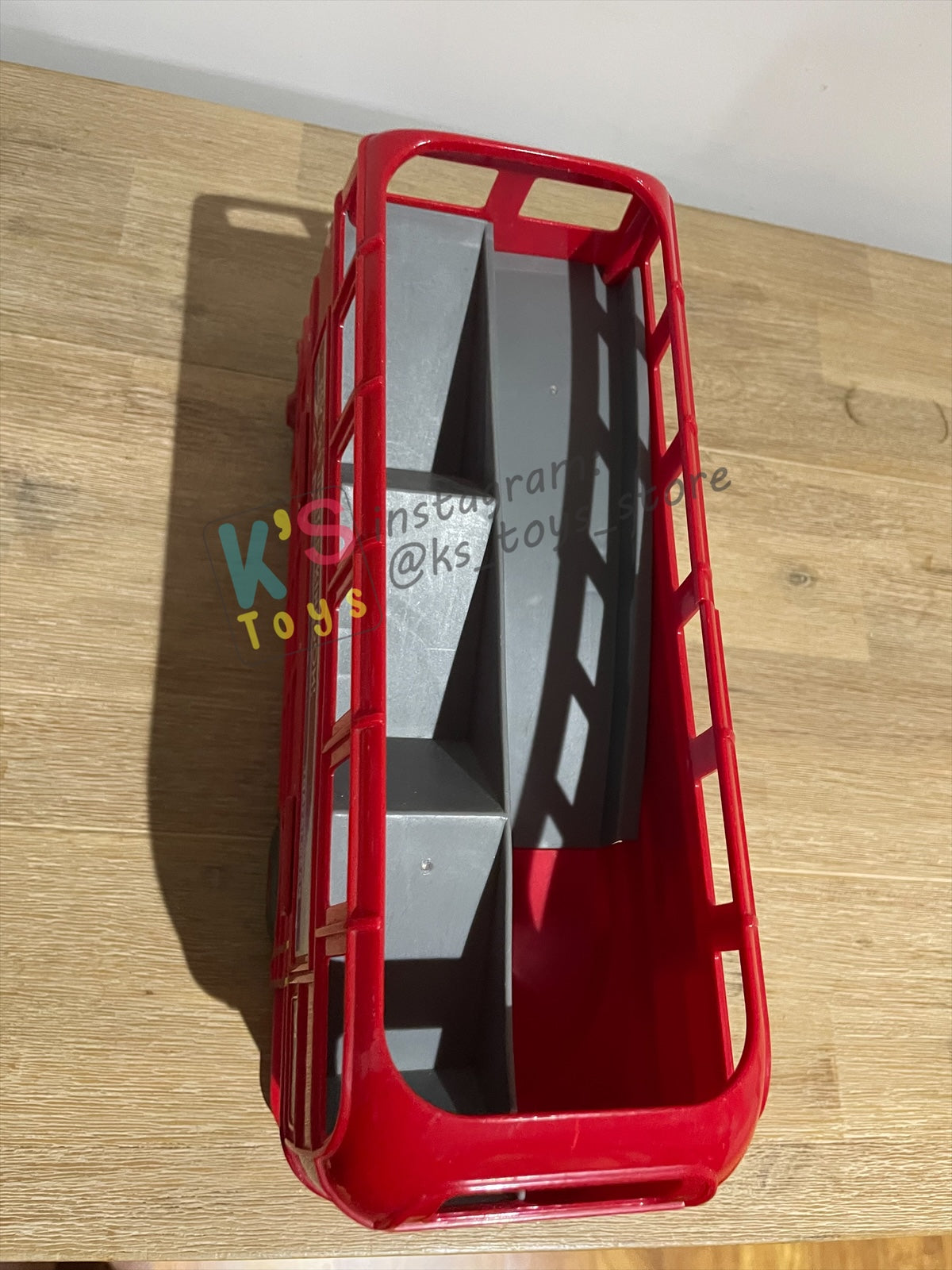 PRE-OWNED / LOOSE DISNEY PIXAR CARS BY MATTEL - "DOUBLE DECKER LONDON BUS CARRY CASE" CARS 2 - PLAYED IN GOOD CONDITION - SMALL CRACKED, READ DESCRIPTION!!!!!!!!!!