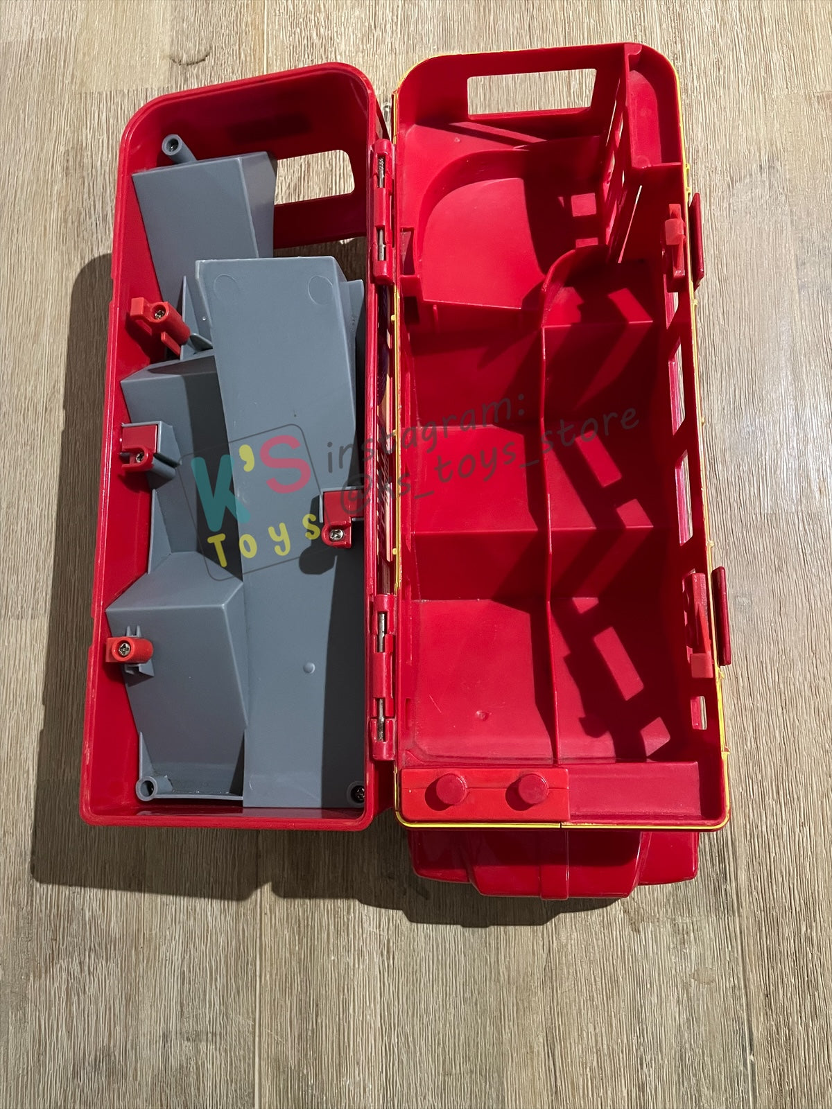 PRE-OWNED / LOOSE DISNEY PIXAR CARS BY MATTEL - "DOUBLE DECKER LONDON BUS CARRY CASE" CARS 2 - PLAYED IN GOOD CONDITION - SMALL CRACKED, READ DESCRIPTION!!!!!!!!!!