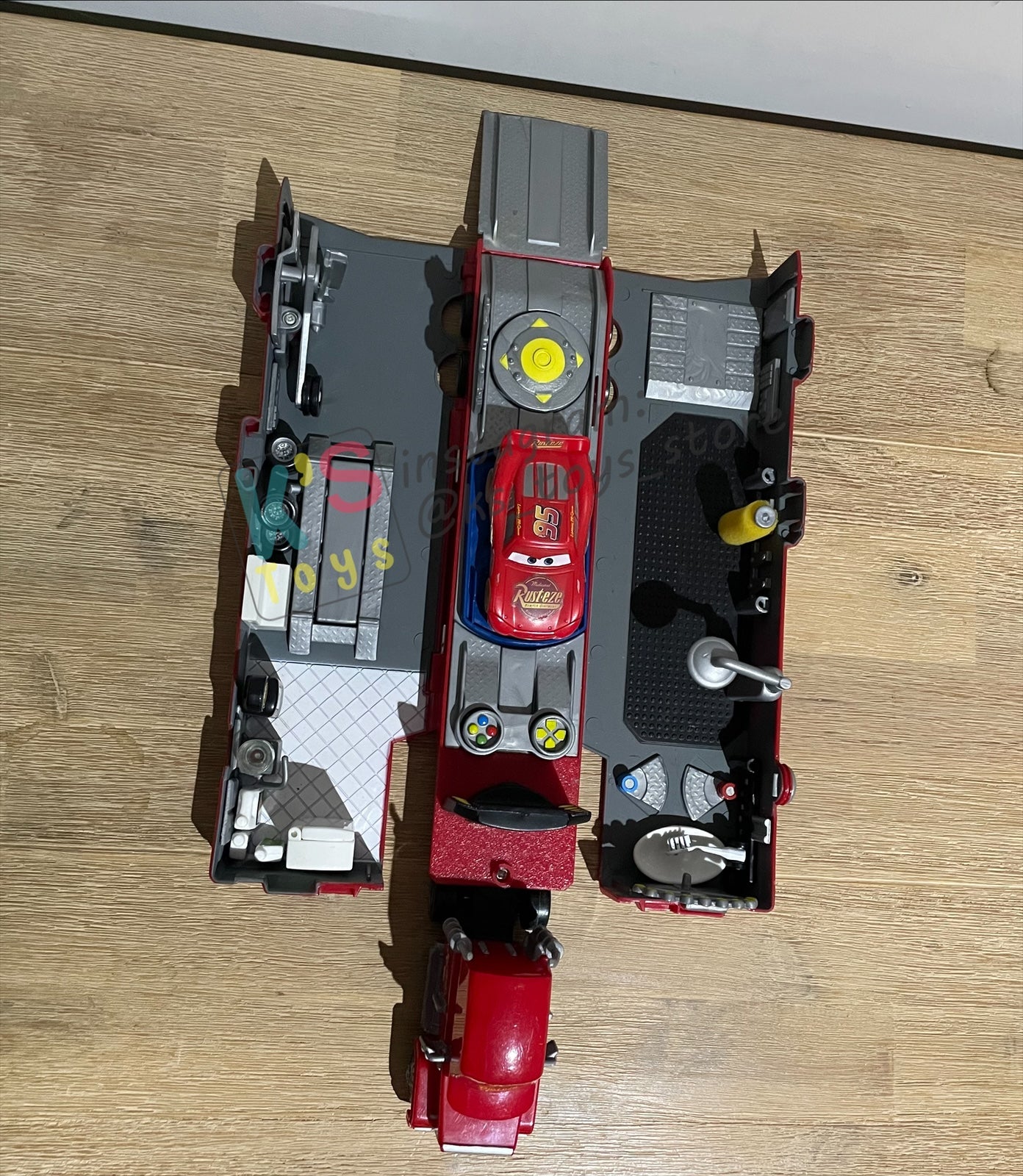 PRE-OWNED / LOOSE DISNEY PIXAR CARS BY MATTEL - "DISNEY PIXAR CARS 2 MACK HAULER SUPER LINER TRUCK PLAYSET" CARS 2 - PLAYED IN GOOD CONDITION - READ DESCRIPTION!!!!!!!!!!