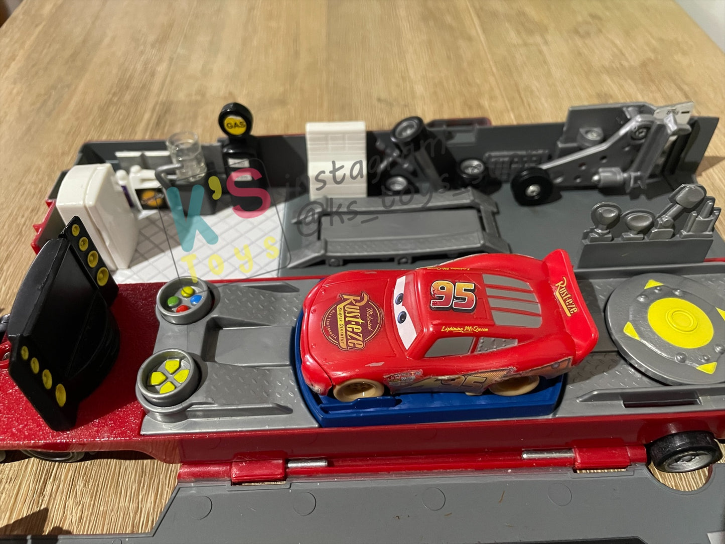 PRE-OWNED / LOOSE DISNEY PIXAR CARS BY MATTEL - "DISNEY PIXAR CARS 2 MACK HAULER SUPER LINER TRUCK PLAYSET" CARS 2 - PLAYED IN GOOD CONDITION - READ DESCRIPTION!!!!!!!!!!