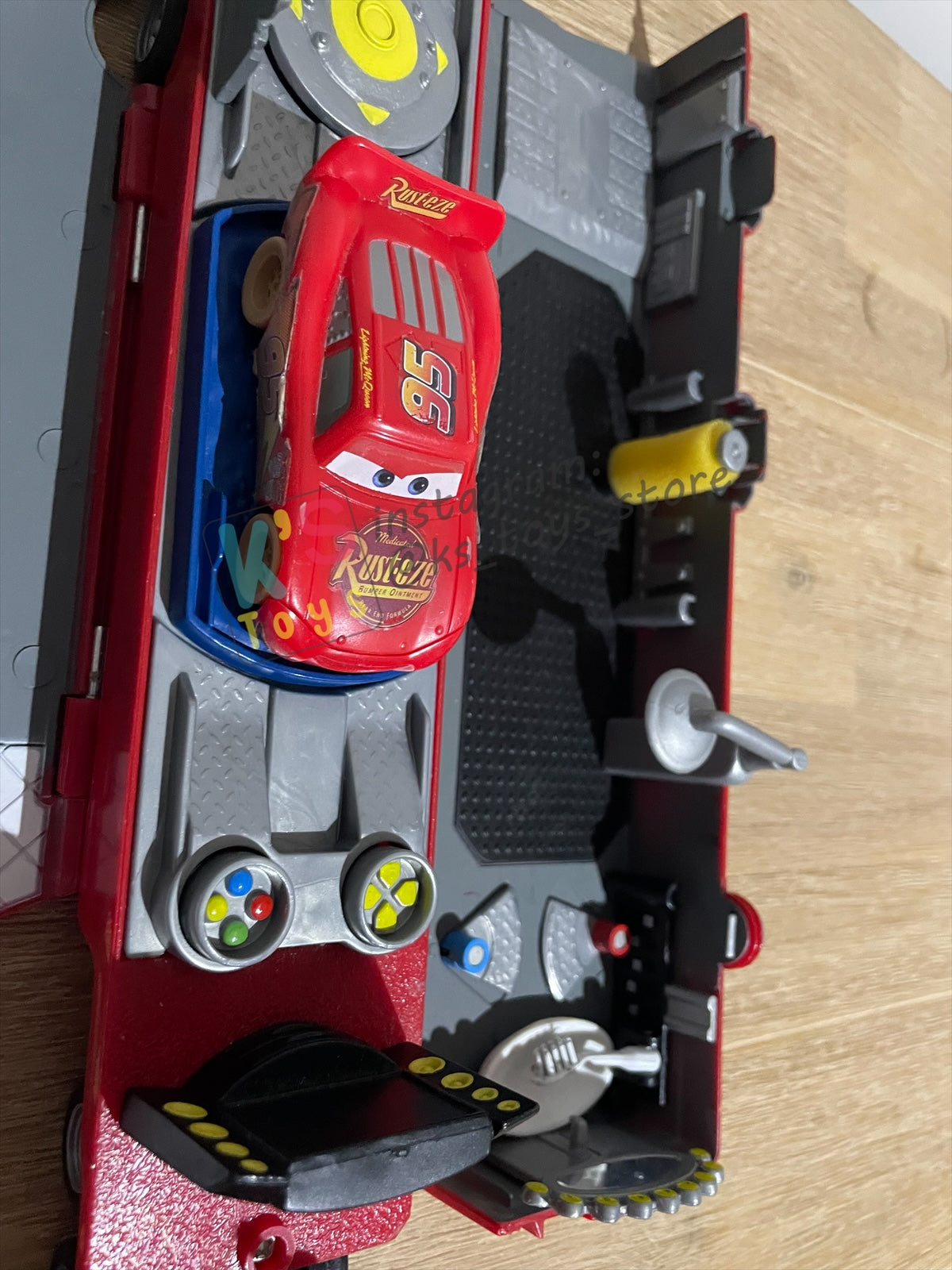 PRE-OWNED / LOOSE DISNEY PIXAR CARS BY MATTEL - "DISNEY PIXAR CARS 2 MACK HAULER SUPER LINER TRUCK PLAYSET" CARS 2 - PLAYED IN GOOD CONDITION - READ DESCRIPTION!!!!!!!!!!