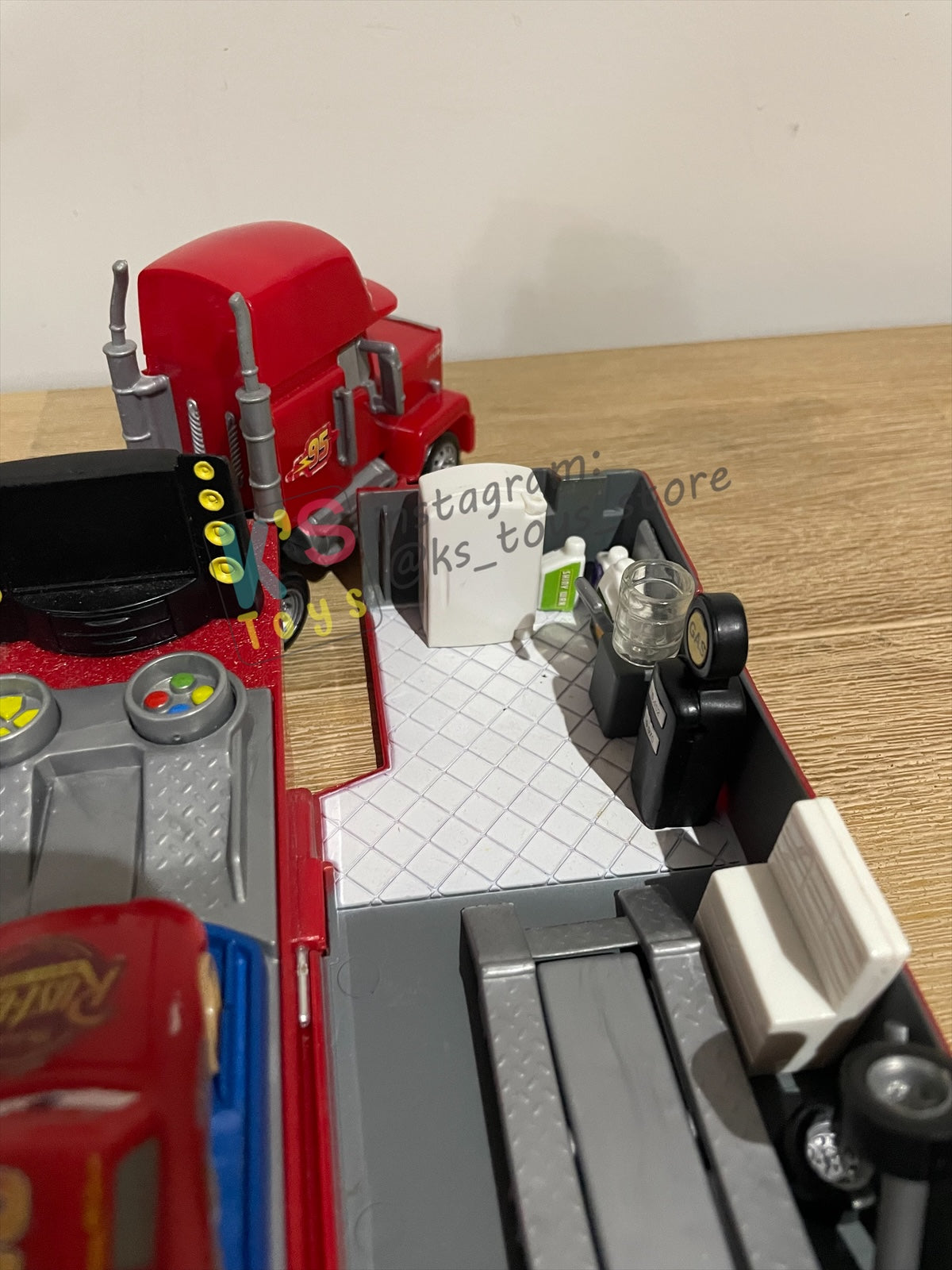 PRE-OWNED / LOOSE DISNEY PIXAR CARS BY MATTEL - "DISNEY PIXAR CARS 2 MACK HAULER SUPER LINER TRUCK PLAYSET" CARS 2 - PLAYED IN GOOD CONDITION - READ DESCRIPTION!!!!!!!!!!