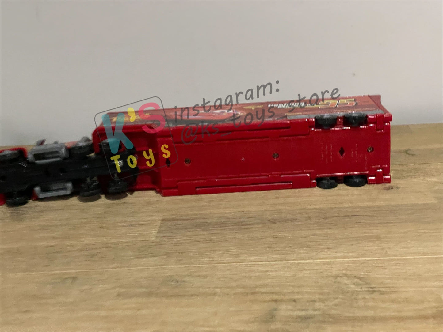 PRE-OWNED / LOOSE DISNEY PIXAR CARS BY MATTEL - "DISNEY PIXAR CARS 2 MACK HAULER SUPER LINER TRUCK PLAYSET" CARS 2 - PLAYED IN GOOD CONDITION - READ DESCRIPTION!!!!!!!!!!