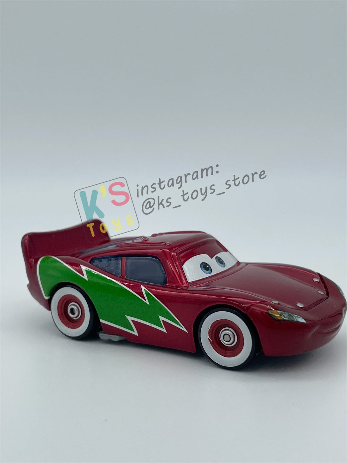 PRE-OWNED / LOOSE DISNEY PIXAR CARS - "HOLIDAY HOTSHOT LIGHTNING MCQUEEN" MATER SAVES CHRISTMAS - EXCELLENT CONDITION.