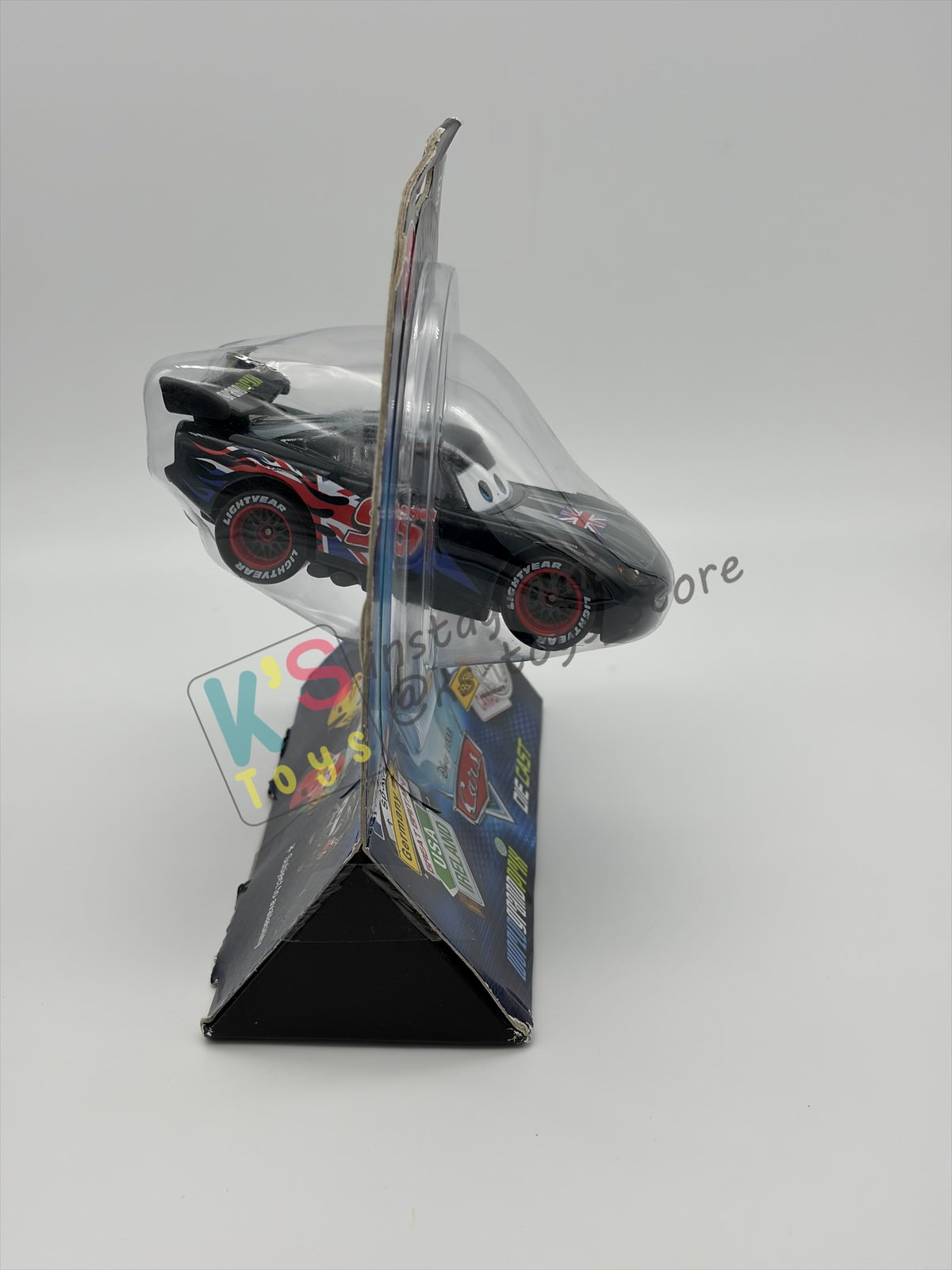 Disney Store Version of Disney Pixar Cars 1:43 - UNITED KINGDOM LIGHTNING MCQUEEN - COUNTRY WGP EXCLUSIVE INTERNATIONAL SERIES - BNIP