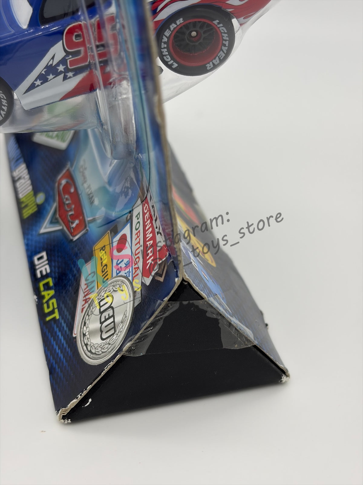 Disney Store Version of Disney Pixar Cars 1:43 - USA LIGHTNING MCQUEEN - COUNTRY WGP EXCLUSIVE INTERNATIONAL SERIES - BNIP