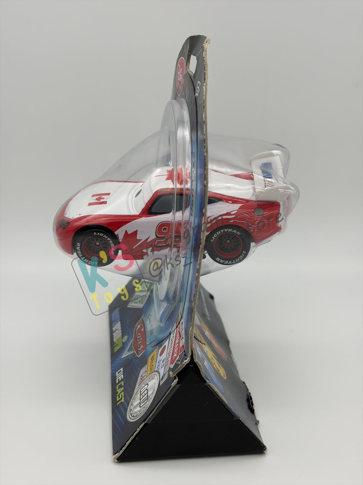 Disney Store Version of Disney Pixar Cars 1:43 - CANADA LIGHTNING MCQUEEN - COUNTRY WGP EXCLUSIVE INTERNATIONAL SERIES - BNIP
