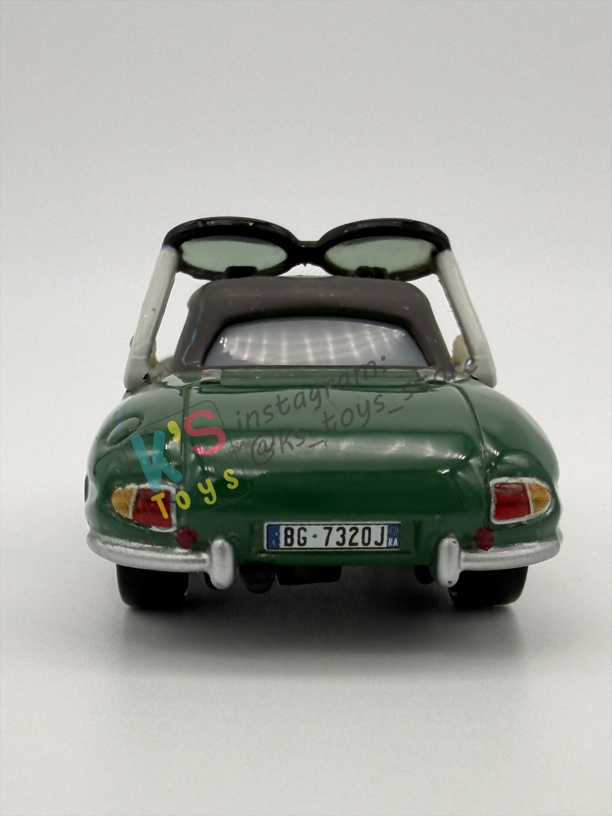 PRE-OWNED / LOOSE DISNEY PIXAR CARS BY MATTEL - "CARINNE CAVVY" - CARS 2 RACE FANS - NEAR MINT CONDITION - READ DESCRIPTION!!!!!!!!!!!
