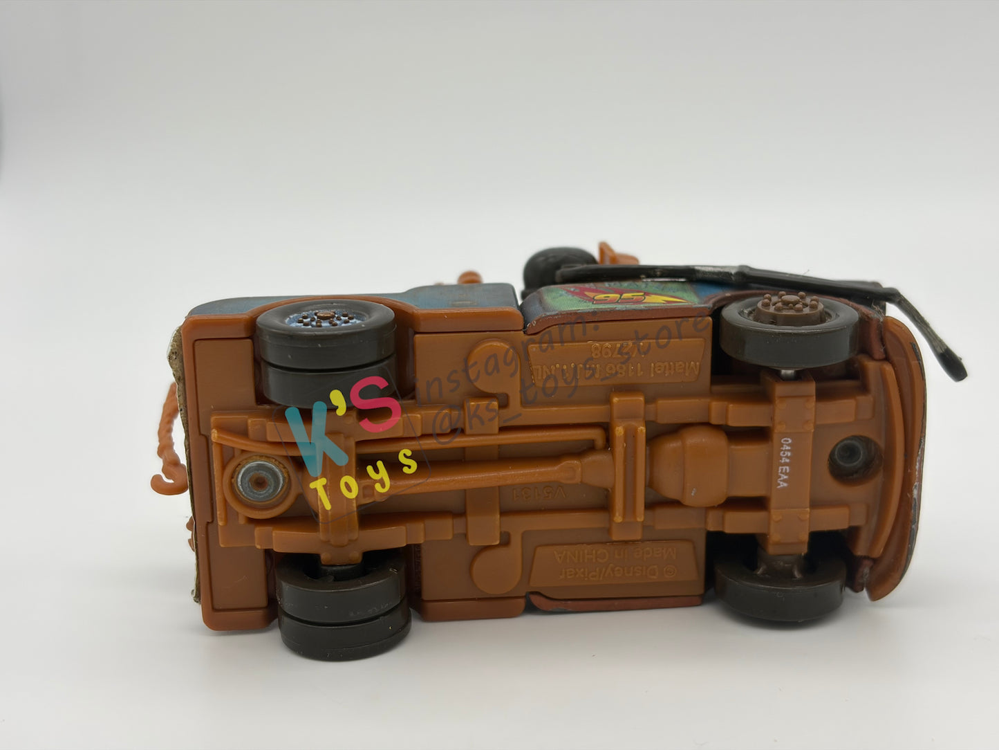 PRE-OWNED / LOOSE DISNEY PIXAR CARS BY MATTEL - "PIT CREW MATER / RACE TEAM MATER WITH HEADSET" - 95 PIT CREW SERIES - GOOD CONDITION - READ DESCRIPTION!!!!!!!!!!
