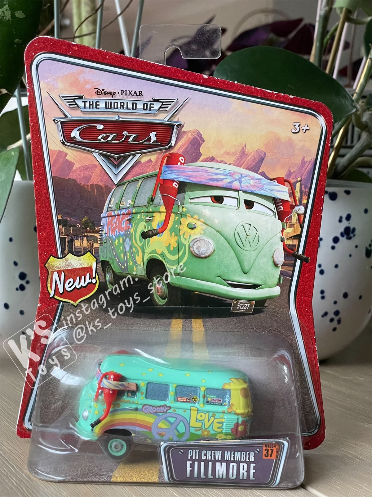 DISNEY PIXAR CARS BY MATTEL, PIT CREW MEMBER FILLMORE #37 - BNIP