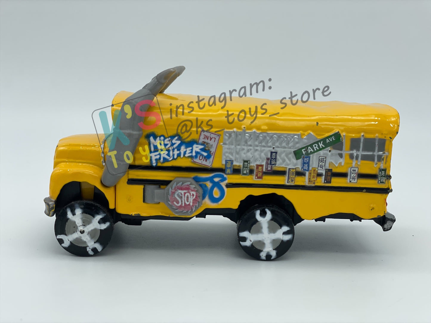 PRE-OWNED / LOOSE DISNEY PIXAR CARS - "MISS FRITTER" CARS 3 THUNDER HOLLOWS SERIES - PLAYED IN GOOD CONDITION - READ DESCRIPTION!!!!!!!!!!