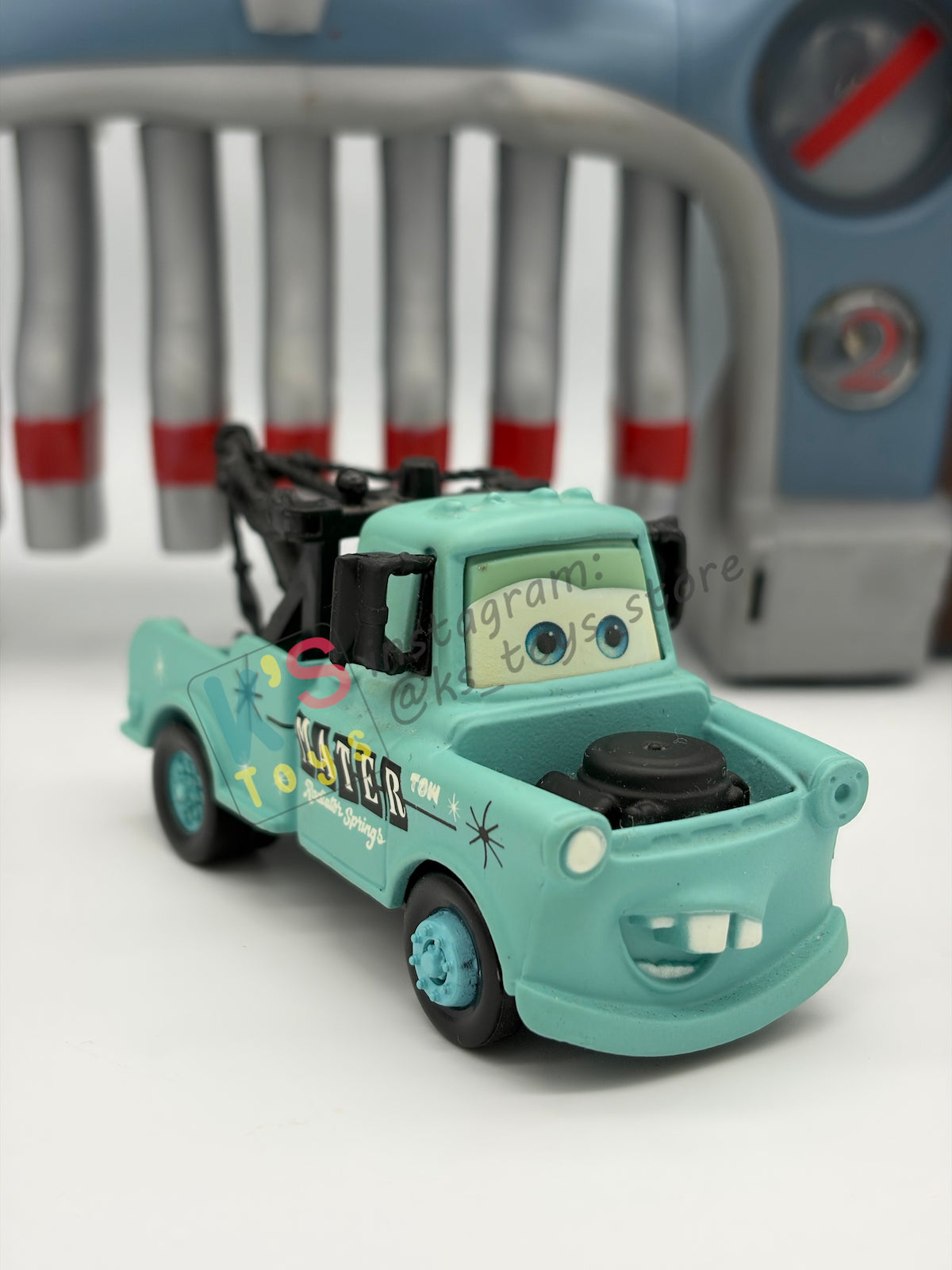 PRE-OWNED / LOOSE DISNEY PIXAR CARS - “ROLLIN’ BOWLIN’ MATER PLAYSET INCLUDING VEHICLE" - CARS PLAYSET SERIES - MINT/NEAR MINT CONDITION!
