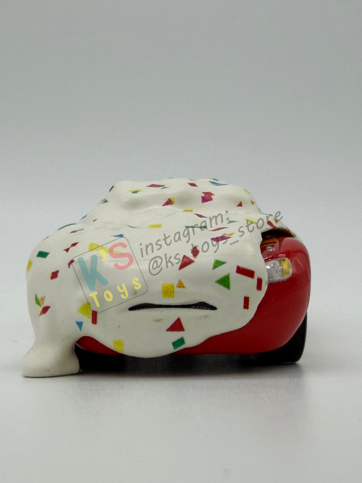 PRE-OWNED / LOOSE DISNEY PIXAR CARS 1:55 BY MATTEL - "CUPCAKE LIGHTNING MCQUEEN, METALLIC FINISH" FUNNY FLASHBACK - MINT CONDITION