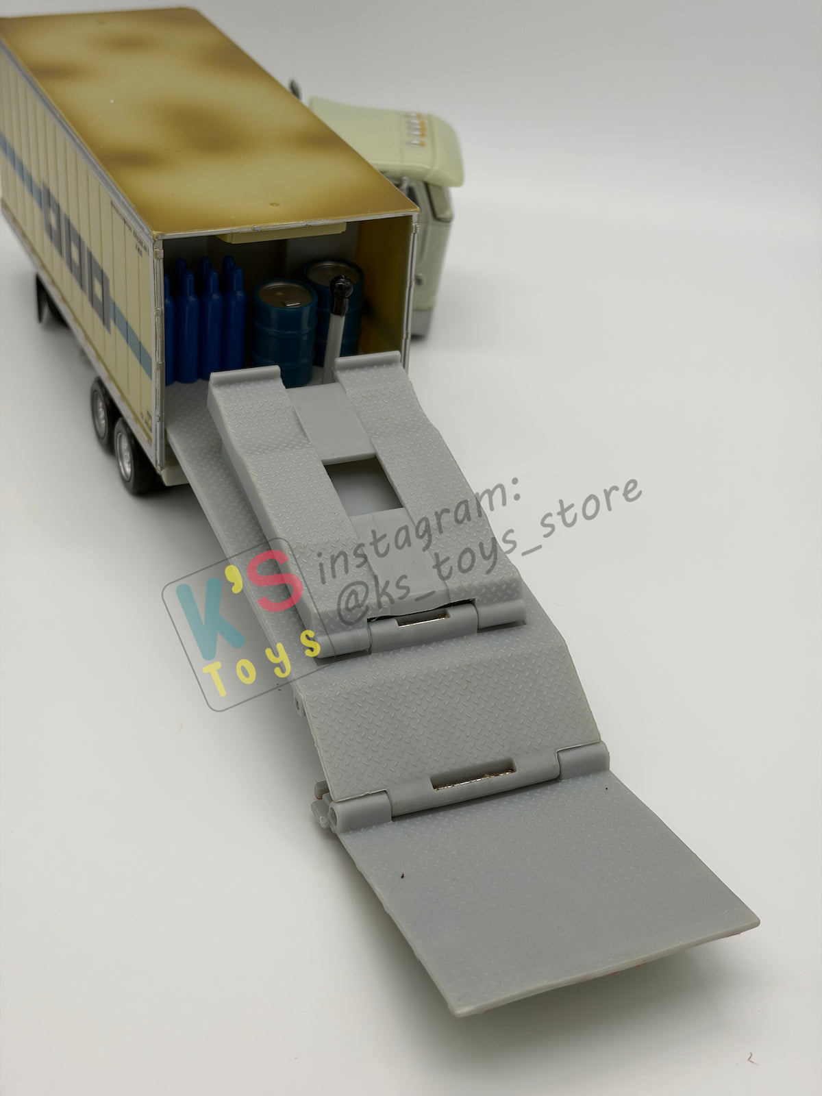 PRE-OWNED / LOOSE HAULER DISNEY PIXAR CARS BY MATTERL, "BEN CRANKLESHAFT HAULER" CARS SERIES - IN GOOD CONDITION - READ DESCRIPTION!!!