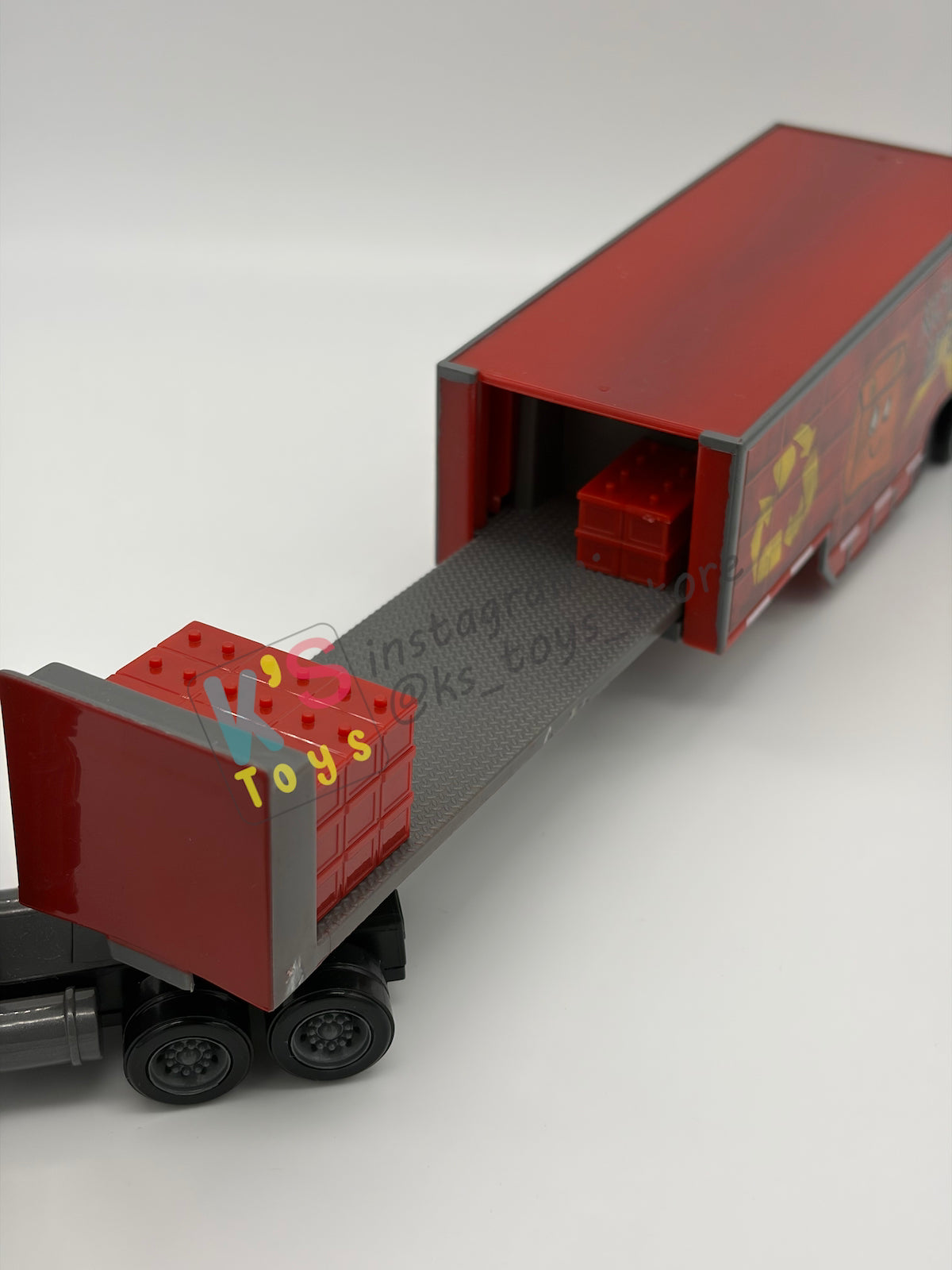 PRE-OWNED / LOOSE HAULER DISNEY PIXAR CARS BY MATTEL, PETERBILL / JERRY RECYCLED BATTERIES HAULER,  IN NEAR MINT CONDITION - PLEASE READ DESCRIPTION!!!!!!!!!!