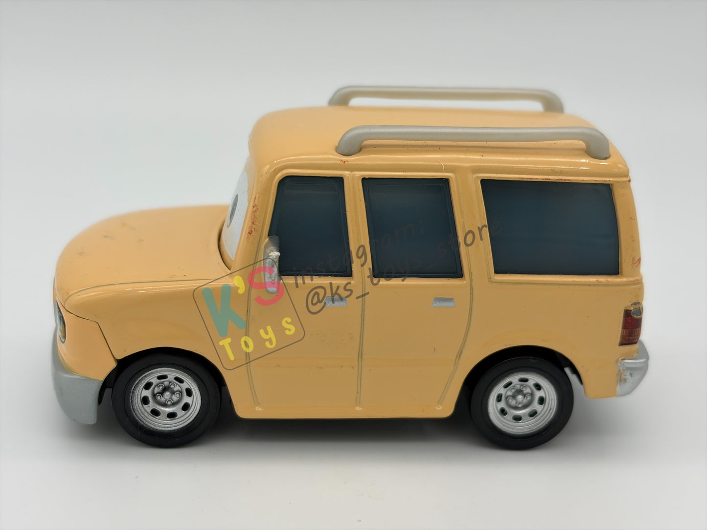 PRE-OWNED / LOOSE DISNEY PIXAR CARS BY MATTEL - "BENNY BRAKEDRUM" RACE FANS SERIES - GOOD CONDITION