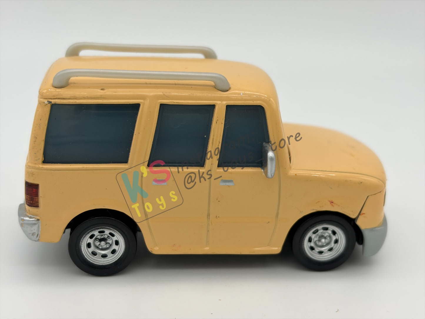 PRE-OWNED / LOOSE DISNEY PIXAR CARS BY MATTEL - "BENNY BRAKEDRUM" RACE FANS SERIES - GOOD CONDITION